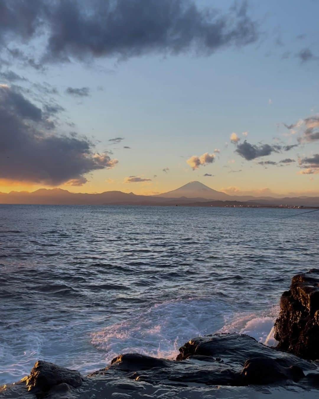 森川真帆さんのインスタグラム写真 - (森川真帆Instagram)「おはようございます🌞  ここに来ると信じられないくらいパワーがみなぎる✊ サンセットが綺麗すぎて✨✨  今日、明日と年内最後のACTUS。 よろしくどうぞ💛  #江ノ島」12月27日 6時46分 - maho_morikawa