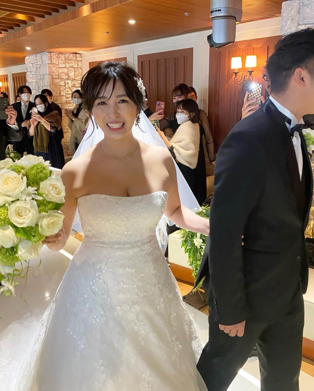 殿倉恵未さんのインスタグラム写真 - (殿倉恵未Instagram)「先日、柳いろはちゃんの結婚式に参列させて頂きました💍𓈒𓂂𓏸 実はいろはちゃんとは中学、高校と一緒で、昔から美女で男女共に好かれる人気者でした💕 存在は知っていたものの、一つ下だったのであまり関わりは無かったのですが、こうしてお仕事で縁があり繋がって、結婚式まで参列させてもらえて嬉しかったです🕊‪𓂃 𓈒𓏸◌‬   あらゆる著名人の方々からのビデオメッセージや、旦那さんからの歌のプレゼントなど、やっぱり人間が良い子はどの場面においても人気だと実感した凄く良い式でした💕愛溢れすぎて号泣😭笑。  いろはちゃん末永くお幸せに🕊‪𓂃 𓈒𓏸◌‬ ･ #happywedding#結婚式#柳いろは#wedding#今年結婚式納め#笑」12月29日 20時16分 - megumi_tonokura722