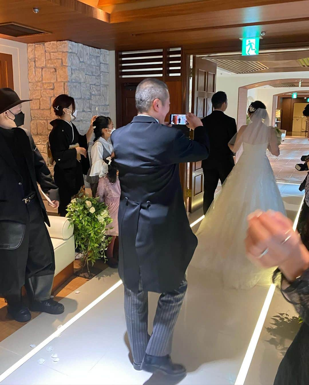 殿倉恵未さんのインスタグラム写真 - (殿倉恵未Instagram)「先日、柳いろはちゃんの結婚式に参列させて頂きました💍𓈒𓂂𓏸 実はいろはちゃんとは中学、高校と一緒で、昔から美女で男女共に好かれる人気者でした💕 存在は知っていたものの、一つ下だったのであまり関わりは無かったのですが、こうしてお仕事で縁があり繋がって、結婚式まで参列させてもらえて嬉しかったです🕊‪𓂃 𓈒𓏸◌‬   あらゆる著名人の方々からのビデオメッセージや、旦那さんからの歌のプレゼントなど、やっぱり人間が良い子はどの場面においても人気だと実感した凄く良い式でした💕愛溢れすぎて号泣😭笑。  いろはちゃん末永くお幸せに🕊‪𓂃 𓈒𓏸◌‬ ･ #happywedding#結婚式#柳いろは#wedding#今年結婚式納め#笑」12月29日 20時16分 - megumi_tonokura722