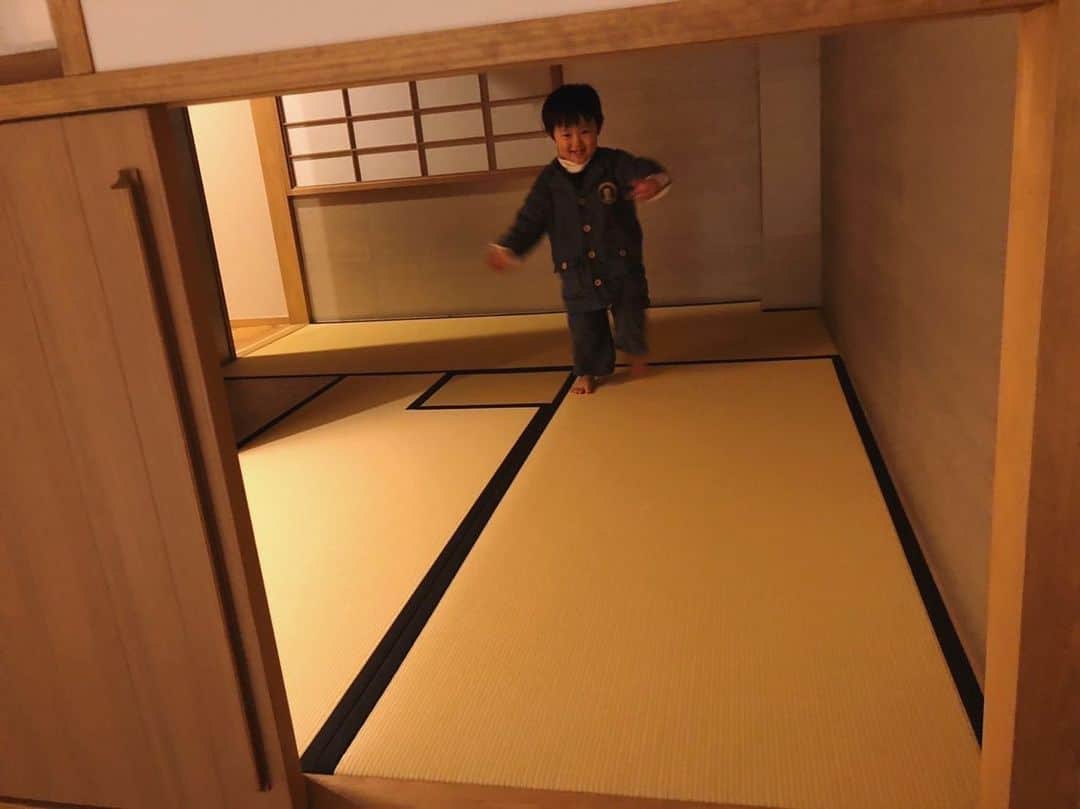 森直美さんのインスタグラム写真 - (森直美Instagram)「最近オープンしたばかり、広島市南区にある『来臨』で子育てお疲れさま会🥂小さい子がいてものんびりできるようにと普段は宿泊用に使っている部屋で食事をさせていただきました。 露天風呂やお茶室まであるラグジュアリーすぎる空間で子供は大はしゃぎ、そのうち親もはしゃぎまくりで最高の時間を過ごせました🙏  それにしても約2年ぶりに解禁したらお酒、めちゃくちゃ弱くなってる😳写真はブレるか目つむってるかしかない🙌  みなさま、色々あった今年も本当にお疲れ様でした🍻  #来臨#広島ママ#広島子育て#忘年会」12月29日 21時32分 - naomi_mori63