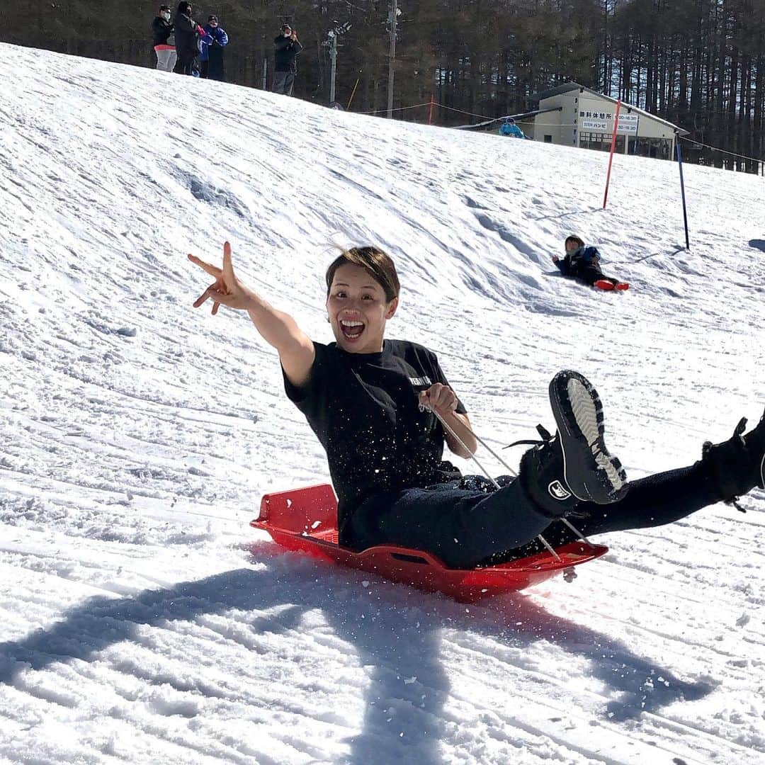 大橋悠依さんのインスタグラム写真 - (大橋悠依Instagram)「． その② ． 最後はこの方。 清水咲子さん、通称さっこさん。 ． もう最高に面白い‼️芸人‼️ いつも全力で笑わせてくれて感謝しています。← ． 初めて話したのはいつなのか憶えてない。 さっこさん憶えてますか？(ここで聞くやつ) 2016、リオの選考会の時に3位になれて、代表に決まったさっこさんに「おめでとうございます」って声かけたらハグしてもらえたのは思い出❤️‍🔥 ． そこから私は次の年に代表入りを目指すことになるわけだけれども、リオでさっこさんが日本新を出した姿を見て、「来年代表になろうと思ったらこの人に勝たなあかんのか……(絶望)」となっていた ． 翌年晴れて無事一緒に代表チームになれて、すぐクヨクヨする私をたくさん励ましてくれました。わからないけど、さっこさんの中でもきっと色んな思いがあったと思うんです。同じ種目だし。なのに本当に仲良くしてくれて、声をかけ続けてくれて、本当に感謝しています。パンパシで一緒にメダル獲れたのが本当に嬉しかったなぁ。 ． 東京五輪が延期になって、20年の冬から一緒に練習し始めて、あーだこーだ(真面目な泳ぎの分析に加え練習がきつすぎることに対する文句)言いながらやってたけど、さっこさんがいなかったら4コメもやめてたかもしれないし、絶対乗り越えられなかったです。 ． 練習遅くてヘボヘボな私にいつも声かけてくれて、自分のことよりも人のことを思っていつも動いてて本当に尊敬する先輩です。 ． オリンピックに一緒に行きたかった。けど選考会で「やり切った！これ以上やれることはなかった！」って言えるくらい本当に一生懸命やってきて、本人は超スッキリしてて←、さっこさんらしいなって思いました。 ． 4コメで代表をとれなかった日の夜、100均行って寝ないでチームみんなのうちわを作ってきてくれて。2ブレの時にさっこさんの分を作って観客席から振ったら泣いてくれてて嬉しかったなぁ。 ． オリンピックの10日前くらい、合宿先まで小堀さんと来てくれて、レースの作戦を練って、バッタはとばさない方がいいと思うんだよねーという結論になりました🤟それ通りに泳げました😌👏オリンピック中もたくさん連絡くれてて、誰よりも結果を喜んでくれました。一緒に獲ったメダルだなってほんとに思います。 ． オリンピック終わった後も、大変お世話になってまして、本当にありがとうございます❤️‍🔥 これからもよろしくお願いします❤️‍🔥 ． #2枚目 #最後のレースを終えこの表情 #3枚目 #最高でしかない #9枚目 #私のお気に入りの動画 #音量注意 #絶対見て」12月30日 16時36分 - yui_ohashi_