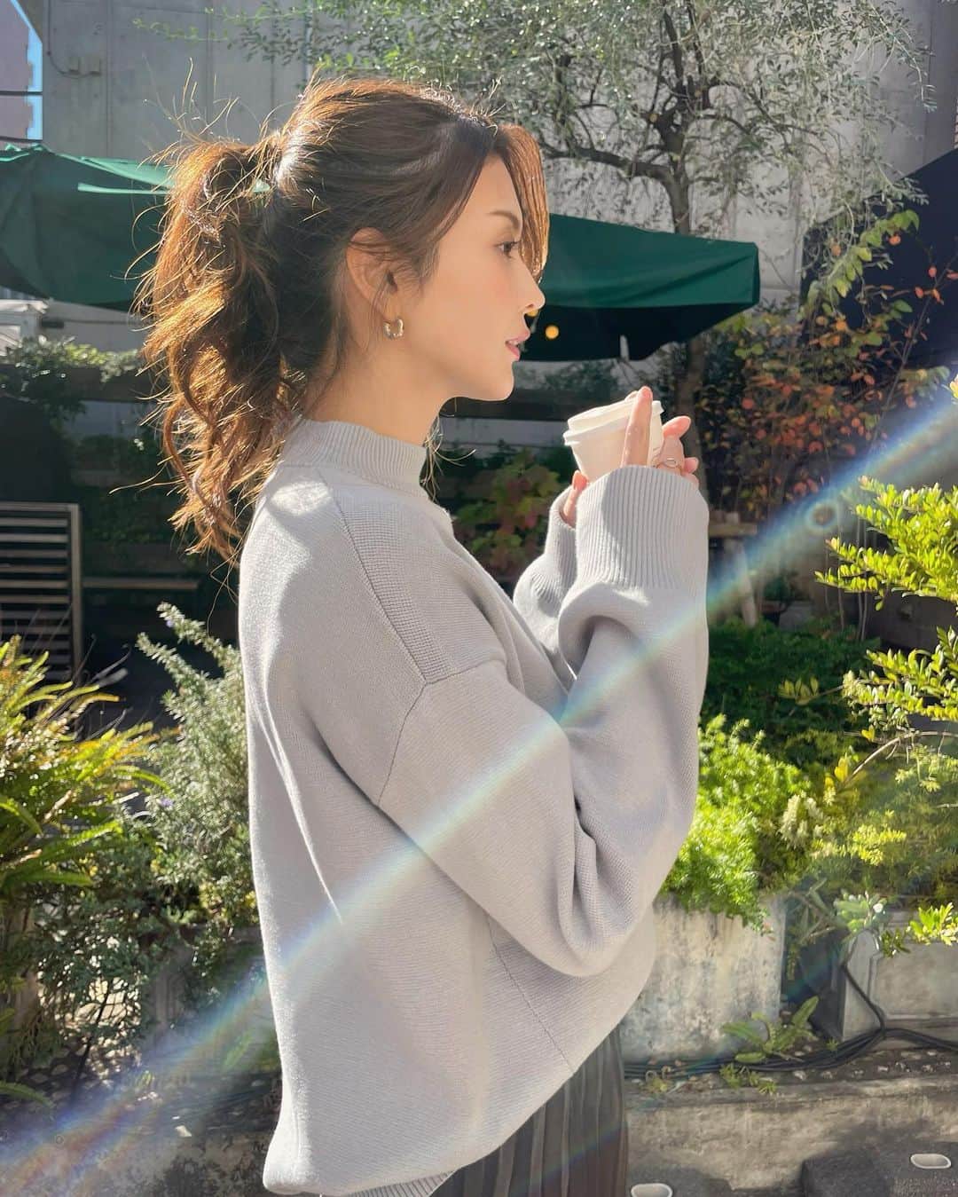 田中道子さんのインスタグラム写真 - (田中道子Instagram)「みなさん年末のいかがお過ごしですか〜？🥳 今回はご報告です☺️ この度、初めて洋服をデザインさせていただきました😍❤️✨ ニットとブラウスと、あとなんとバッグも🥳  バッグはリュックとウエストポーチにもなる2wayで男性女性問わずお使いいただけるデザイン🥳 ニットは長過ぎないタートルネックのお尻まで隠れる長さ。そしてブラウスはプリーツ素材のこだわり😆✨ いま話題のサスティナブルな素材を使用したお洋服たちで、 一年近く何度も作り直していただいた渾身のデザインです🤩🥳✨ やっと発表することができました🥳🥰✨素敵だなって思って頂けた方はぜひサイトの方もアクセスしていただけたら嬉しいです🥰💕  ▼特設サイト https://shop.econo-me.jp/  ▼プリーツトップス https://shop.econo-me.jp/c/tops/TM-0001  ▼ハイネックニットプルオーバー https://shop.econo-me.jp/c/tops/TM-0002  ▼2WAY BAG https://shop.econo-me.jp/c/goods/TM-0003」12月30日 18時43分 - michikotanaka_official