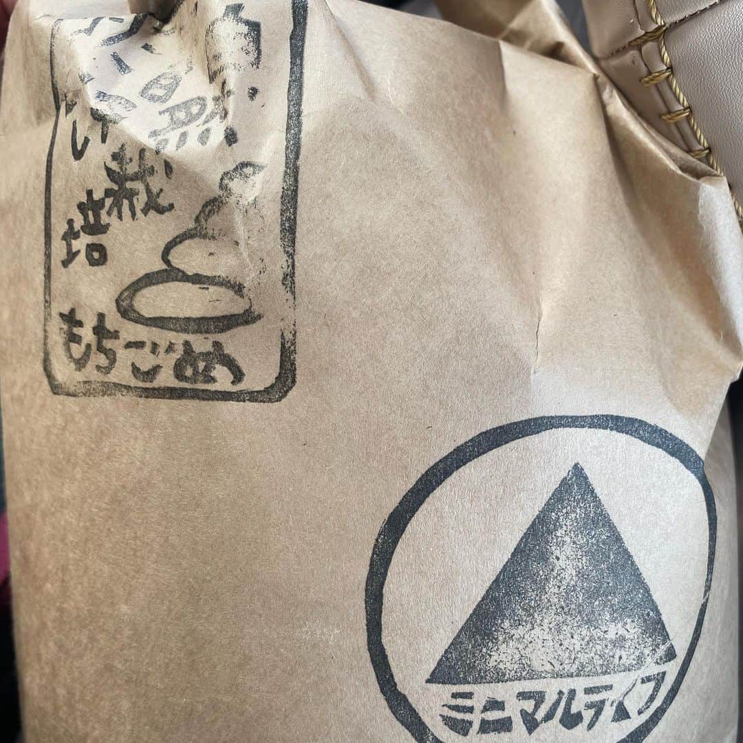 松井絵里奈さんのインスタグラム写真 - (松井絵里奈Instagram)「寒い❄️ーーーー‼︎ 奈良の寒さを舐めちゃいかん。笑 強風がお出迎えしてくれました♪  今年ラストの 大好きな明日香ビオマルシェに行ってきました♡ @asuka.bio.marche   たくさんおせち料理の食材 見つけてきました✨  @minimalism76  健さんの美味しい自然栽培の玄米もち米を買って 初のコイン精米機で精米！ 本当は、玄米もちを作ってみたかったんだけど、眠らせていたおばあちゃん家の餅つき機でつくから…機械だったら精米した方がいいかと。 精米した後の貴重な自然栽培の玄米もちのぬか、出てくるかと思ってたら、、出てこないのね🥺っていうのはショックだったけど😂また一つ学ぶ。  初挑戦だから、色々どうなるか 想像もできない！  家では誰も頼れないから、 ←(みんな分からないって言うから。) 『ひとりでできるもんっ』並に やってみたいと思います💪🏻  いくつになっても、 初めてのことが沢山あって 毎日楽しい🤤🤣  今年は大阪にある 木津卸売市場で、海鮮も買うことができたので いつもと違うおせち料理が作れるかなーと♪  やってみないと分からない🥸 ドキドキが楽しい。 応援よろしくお願いします🤝笑  #初挑戦 #なんでも楽しい #お初です #餅つき機 #自然栽培もち米 #明日香ビオマルシェ #エビの高田 さん #別寅かまぼこ さん #木津卸売市場で調達  #木津卸売市場が楽しかった #プロに聞くのが1番いい #おせち料理作り  #松井絵里奈」12月30日 23時56分 - erina74xx