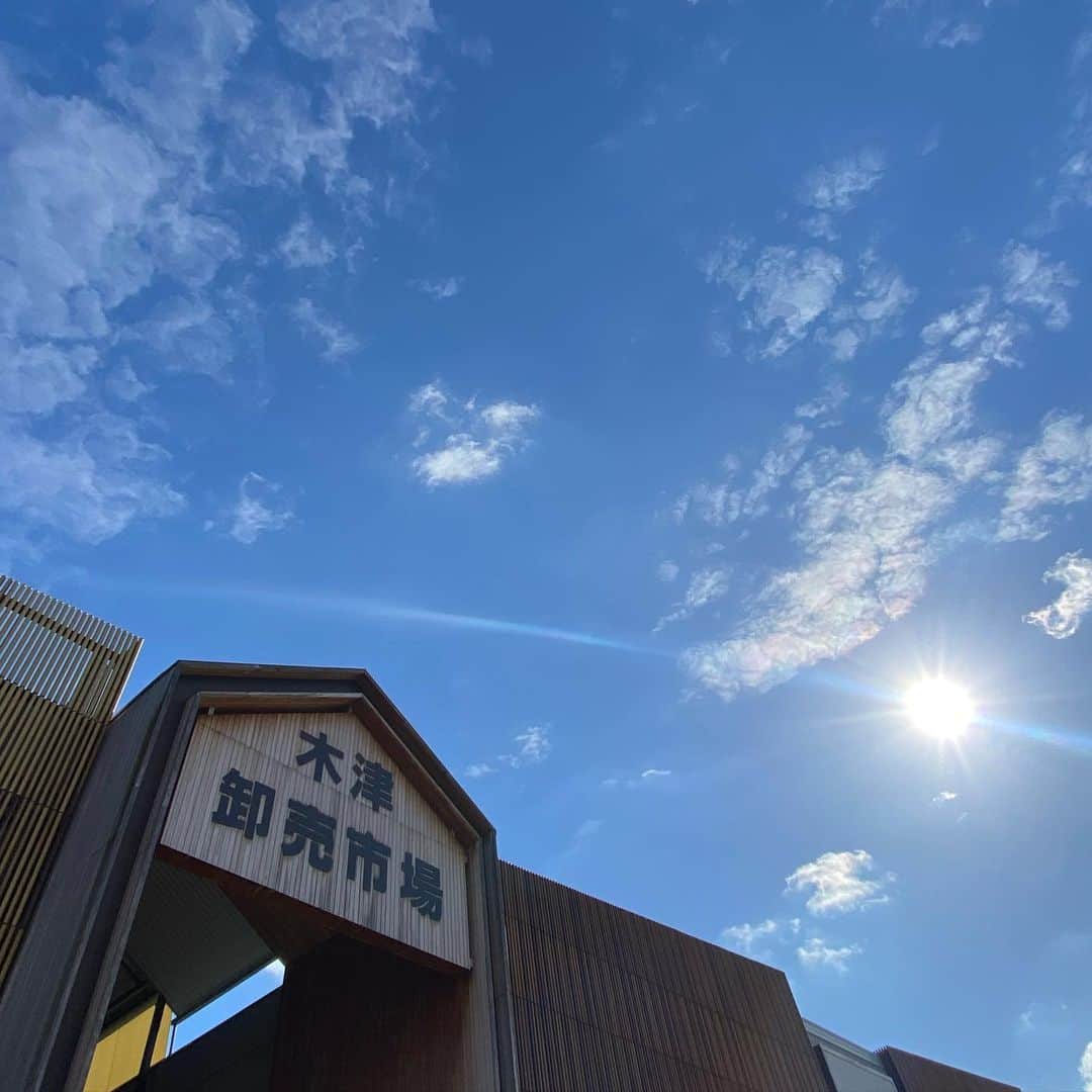 松井絵里奈さんのインスタグラム写真 - (松井絵里奈Instagram)「寒い❄️ーーーー‼︎ 奈良の寒さを舐めちゃいかん。笑 強風がお出迎えしてくれました♪  今年ラストの 大好きな明日香ビオマルシェに行ってきました♡ @asuka.bio.marche   たくさんおせち料理の食材 見つけてきました✨  @minimalism76  健さんの美味しい自然栽培の玄米もち米を買って 初のコイン精米機で精米！ 本当は、玄米もちを作ってみたかったんだけど、眠らせていたおばあちゃん家の餅つき機でつくから…機械だったら精米した方がいいかと。 精米した後の貴重な自然栽培の玄米もちのぬか、出てくるかと思ってたら、、出てこないのね🥺っていうのはショックだったけど😂また一つ学ぶ。  初挑戦だから、色々どうなるか 想像もできない！  家では誰も頼れないから、 ←(みんな分からないって言うから。) 『ひとりでできるもんっ』並に やってみたいと思います💪🏻  いくつになっても、 初めてのことが沢山あって 毎日楽しい🤤🤣  今年は大阪にある 木津卸売市場で、海鮮も買うことができたので いつもと違うおせち料理が作れるかなーと♪  やってみないと分からない🥸 ドキドキが楽しい。 応援よろしくお願いします🤝笑  #初挑戦 #なんでも楽しい #お初です #餅つき機 #自然栽培もち米 #明日香ビオマルシェ #エビの高田 さん #別寅かまぼこ さん #木津卸売市場で調達  #木津卸売市場が楽しかった #プロに聞くのが1番いい #おせち料理作り  #松井絵里奈」12月30日 23時56分 - erina74xx
