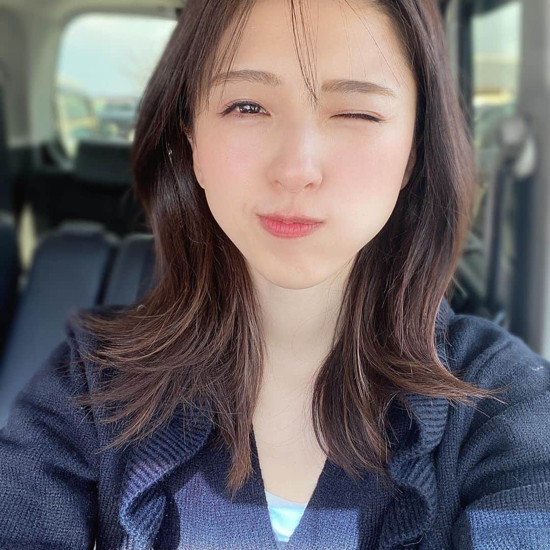 松井絵里奈さんのインスタグラム写真 - (松井絵里奈Instagram)「寒い❄️ーーーー‼︎ 奈良の寒さを舐めちゃいかん。笑 強風がお出迎えしてくれました♪  今年ラストの 大好きな明日香ビオマルシェに行ってきました♡ @asuka.bio.marche   たくさんおせち料理の食材 見つけてきました✨  @minimalism76  健さんの美味しい自然栽培の玄米もち米を買って 初のコイン精米機で精米！ 本当は、玄米もちを作ってみたかったんだけど、眠らせていたおばあちゃん家の餅つき機でつくから…機械だったら精米した方がいいかと。 精米した後の貴重な自然栽培の玄米もちのぬか、出てくるかと思ってたら、、出てこないのね🥺っていうのはショックだったけど😂また一つ学ぶ。  初挑戦だから、色々どうなるか 想像もできない！  家では誰も頼れないから、 ←(みんな分からないって言うから。) 『ひとりでできるもんっ』並に やってみたいと思います💪🏻  いくつになっても、 初めてのことが沢山あって 毎日楽しい🤤🤣  今年は大阪にある 木津卸売市場で、海鮮も買うことができたので いつもと違うおせち料理が作れるかなーと♪  やってみないと分からない🥸 ドキドキが楽しい。 応援よろしくお願いします🤝笑  #初挑戦 #なんでも楽しい #お初です #餅つき機 #自然栽培もち米 #明日香ビオマルシェ #エビの高田 さん #別寅かまぼこ さん #木津卸売市場で調達  #木津卸売市場が楽しかった #プロに聞くのが1番いい #おせち料理作り  #松井絵里奈」12月30日 23時56分 - erina74xx