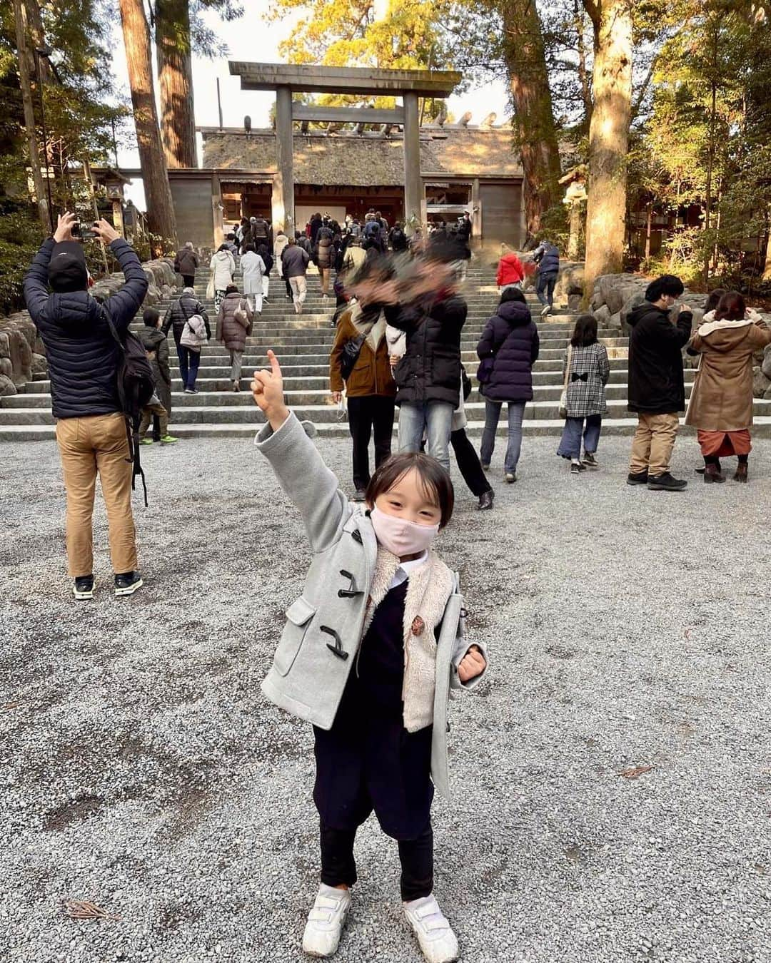 石塚錬さんのインスタグラム写真 - (石塚錬Instagram)「👦💬「今年もありがとうございました😘🎍❗️」 #来年はNo.1になるぞー❗️のポーズとともに(レンの流行り)🥴 #皆さま、良いお年をお迎えください🌅😁🐯 . 👩💬「Thank you again this year😘🎍❗️」 #I will be No.1 next year🥴❗️ #Have a nice year, everyone 🌅😁🐯 . #新年 #あけおめ #門松 #寅年 #No1 #2021 #2022 #大晦日 #元日 #お正月 #happynewyear #thankyou #새해　#감사 #ปีใหม่ #ขอขอบคุณ #tahunbaru #Terimakasih #谢谢 #石塚錬 #成長日記 #ishizukaren #renishizuka #이시즈카렌」12月31日 12時03分 - ishizuka_ren