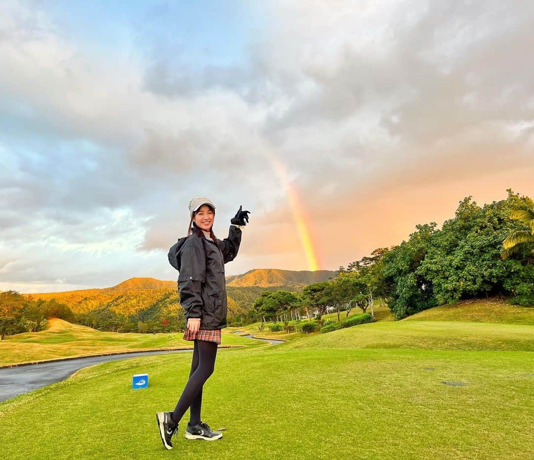 松中みなみさんのインスタグラム写真 - (松中みなみInstagram)「ダブルレインボー🌈🌈☀️  2日連続カヌチャゴルフ楽しかった〜🏌️‍♀️✨ またのんびり行きたい❣️  この後めちゃ晴れて どのホールもキレイだったからまたアップしよっと♪（忘れてなければ☺️）  #ゴルフ #沖縄ゴルフ #ゴルフ女子 #カヌチャリゾート #カヌチャベイホテル #カヌチャゴルフコース #ダブルレインボー #ダブルレインボー🌈🌈」12月31日 17時32分 - minami_matsunaka