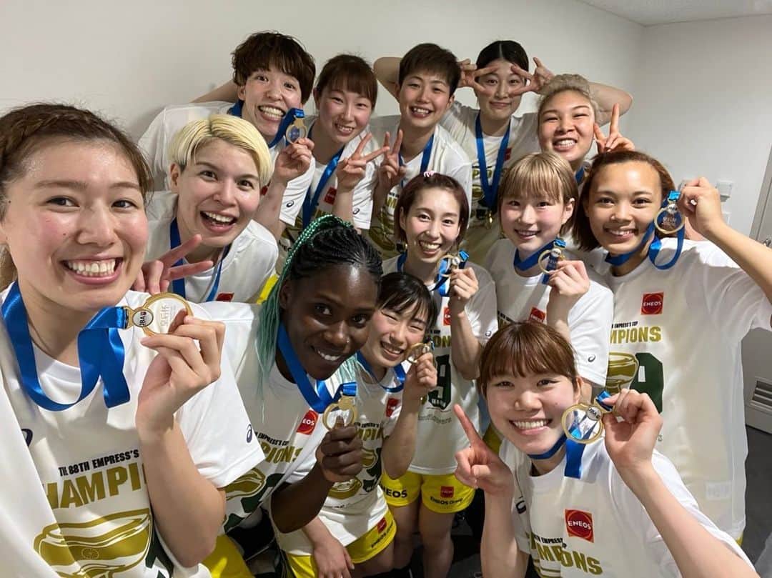 林咲希さんのインスタグラム写真 - (林咲希Instagram)「2021年 私にとって本当に素晴らしい経験を した一年になりました。  ・東京オリンピック銀メダル ・アジアカップ5連覇 ・リーグ戦 ・皇后杯優勝 楽しい時、苦しい時いろんなこと があって、休む暇なく駆け抜けた感じです ここまでやれたのも周りの人 のおかげだし、いろんな経験が あるから成長できてるなと思います。 　　　　　　　　　　　　　　　　　　　　　  それぞれの期間で感じたことを少し。 長いので申し訳ないですが一まとめに 　　　　　　　　　　　　　　　　　　　　　　  〜オリンピック〜 オリンピックの試合では緊張しましたが みんなとバスケしてる時間は 楽しかったですし、素敵な時間で、 表彰台にみんなで登った時 込み上げてくるものがありました。 目の前にいるスタッフの皆さん を見ると感謝の気持ちでいっぱいでした。 そしてアメリカと 2回戦い、もっと上手くならなきゃ と思わせてくれて、課題を見つけ させてくれたことに感謝しています。  正直オリンピック前のスランプは 毎日泣いてたし、しんどかったです。 周りの人はすごく助けてくれてても 自分が自分を否定してて、 どんどんダメになってました。 その経験があってそこから自分を 大切にしようと思えたし、 それを乗り越えられたから今は 怖いものはないって感じです。 上手くいかない時でも 落ち込むけど『それも私。これから 上手くなれる、強くなれる材料なんだ』 と受け入れるようになりました なかなかダメな自分を受け入れる のは難しいことで、、でも否定すると 自分が嫌いになっちゃうから、 よく自分のことを知ってあげようと。 新たな自分に出会えました。 大会期間中、皆さんのメッセージから たくさんの元気や勇気をもらい 苦しい時でも戦い抜けました！！ ボランティアの方も本当に ありがとうございました #銀メダル #東京オリンピック2020  　　　　　　　　　　　　　　　　　　　　　　  〜アジアカップ〜 アジアカップではキャプテンに なり不安しかなかったですが、 みんなが自分の理想に向かって やるべきことを全うしてくれてた から安心して戦うことができました。 むしろ見守ってるような感覚でした。 頼もしい後輩たちと練習、試合が できて楽しかったし、5連覇という 歴史を作れたことを嬉しく思います。 みんなありがとう #アジアカップ5連覇 　　　　　　　　　　　　　　　　　　　　　  〜ENEOSリーグ戦〜 ENEOSでのシーズンが 始まって、5年目でやっとチームの 力になれてることが心から嬉しいです。 今まで自分の実力不足だったり、 怪我だったりでなかなか試合に 出れなかったから。やっぱり練習 あるのみだなと思うし、いろんな経験 をして人は強くなるんだなと実感 しています。ENEOSのみんなと プレーするのはやっぱり楽しい。 練習はきついけど笑　 まだまだ続くリーグ戦も1試合 ずつみんなで頑張ります！ #wリーグ 　　　　　　　　　　　　　　　　　　　　　　  〜皇后杯〜 去年は怪我で出れなくてみんなが 戦ってる姿を見てると胸を打たれたし、　 何もできてない自分が歯痒かったのを 思い出します。でも今年はちゃんと 力を出せて、優勝することができたのは 心から嬉しかったです。 『やっとENEOSの力になれたね』って お母さんはそこを1番嬉しがってました笑 私も本当に嬉しかったです。 チーム内で競争して、切磋琢磨できる この環境はきついけど強くなれるなと 改めて思います。 これからも私のやれること精一杯。 #皇后杯9連覇 　　　　　　　　　　　　　　　　　　　　　 〜最後に〜 バスケットをより濃く味わえて、 バスケットを通して いろんな方に勇気をもらい、 いつも温かいメッセージを頂くたび 頑張ろうと思えました。 　　　　　　　　　　　　　　　　　　　　 なかなか返信はできてないですが SNSでも繋がった輪を大切にして、 少しでも皆さんの力になれたらと 思ってます。 2021年をこのような形で過ごせて 周りのみんなに感謝しかないです。 これから恩返しができるように 頑張ります！！ 　　　　　　　　　　　　　　　　　　　　 地元の福岡県、そして糸島市の皆さんも 帰省の時暖かく出迎えてくださって ありがとうございました。 　　　　　　　　　　　　　　　　　　　　　 2021年の林咲希をありがとうございました！！ 長文になりましたが最後まで読んでいただきありがとうございました！！ 皆さんにとって2022年がステキな年になりますように」12月31日 17時51分 - h_kiki__7