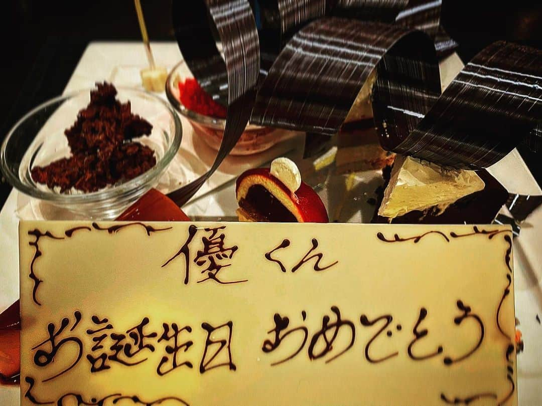 城田優さんのインスタグラム写真 - (城田優Instagram)「遅ればせながら、、、 先日、36歳になりました。 いつも支えてくれて、本当にどうもありがとう☺︎  さて、2021年も残すところ1時間を切りました。 今年も大変お世話になりました。 TVで、オンラインで、全国のさまざまな劇場で、たくさんの素敵な時間を共有出来たこと、心から幸せに思います。 2022年も、様々なエンターテイメントを通して、最高の時間を一緒に過ごしたいと願っています。  来年も何卒よろしくお願いいたします。  良いお年をお迎えください☺︎  #2021年のオフショット #どのわたしが印象的かしら #まだいっぱいあるからまた新年に #良いお年を」12月31日 23時32分 - yu_shirota