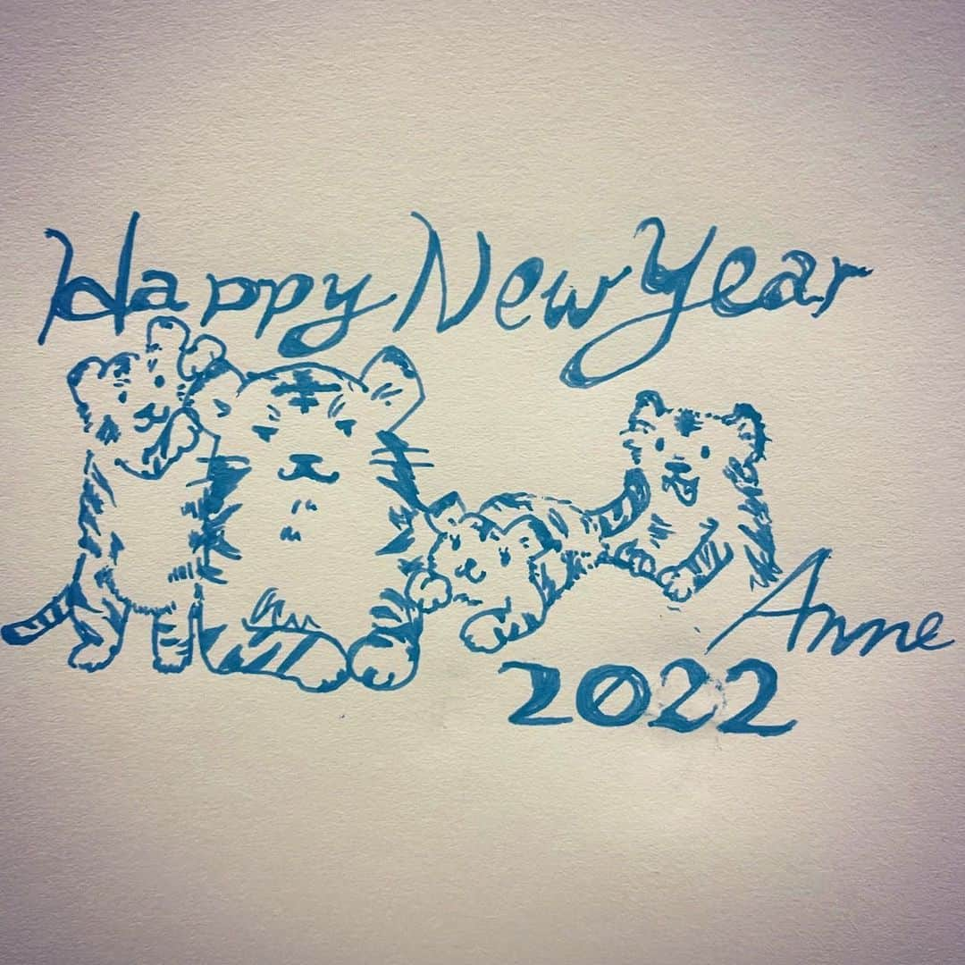 杏さんのインスタグラム写真 - (杏Instagram)「. 明けましておめでとうございます！ 2022年は寅年、私は年女！！✨ 今年も色々なことを、楽しみながら、全力で取り組んでいきたいと思います！🐯👍 皆様にとって、楽しい一年でありますように…！！🌅 今年も、よろしくお願いします。  新年歌い初め☺️  Happy new year!!! The zodiac sign for 2022 is the tiger.🐅✨ I was born in the year of the tiger, so this year is special to me! In the following new year, I'll try my best to be as beautiful and strong as a tiger.  Best wishes to everyone a happy year.   The new year begins with singing.😊  #杏 #2022 #謹賀新年 #イラストグラム  #anne  #happynewyear #illustration」1月1日 19時13分 - annewatanabe_official