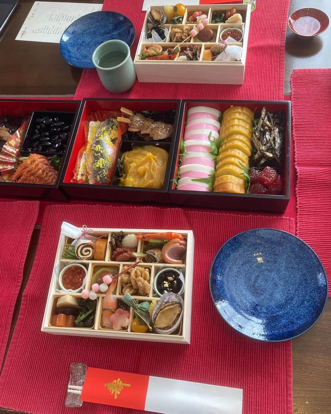 みりどる乙夜さんのインスタグラム写真 - (みりどる乙夜Instagram)「Happy New Year!! I ate Japanese traditional food "Ozouni" Ozouni is a Japanese traditional soup which contains rice cakes and vegetables. The ingredients of ozouni vary from region to region in Japan. 🗾 What do you eat in the new year?  #japanese #japanesetraditional #japanesetraditionalfood #newyear #happynewyear #holidays #ricecake #soup #japan #お雑煮 #東京 #おせち #正月 #お餅」1月1日 23時03分 - itsuya_miridoru