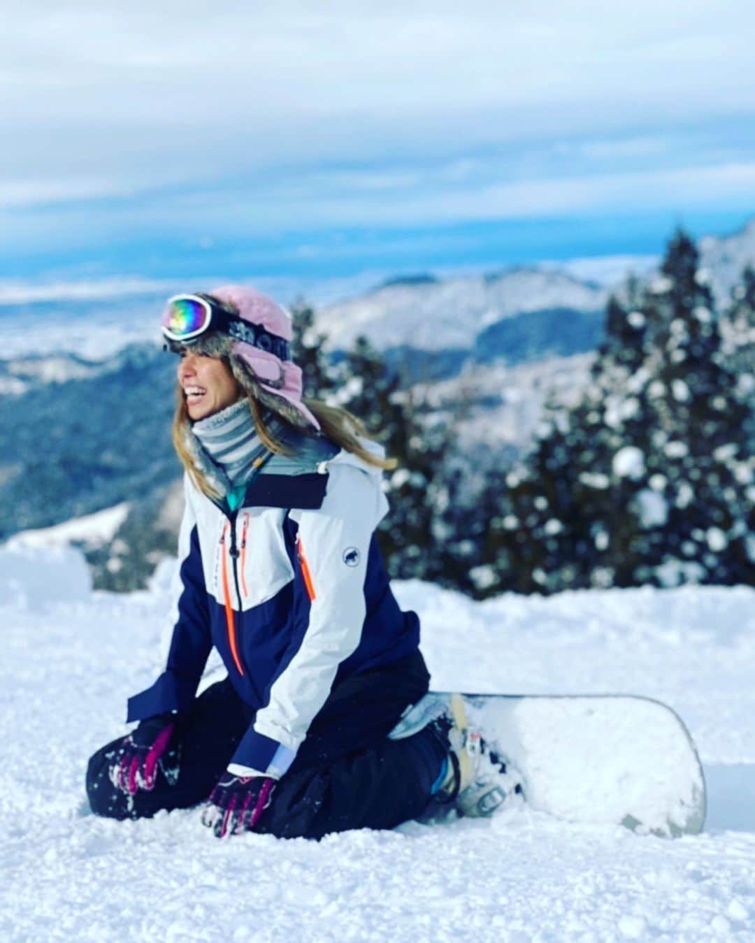 藤井アルダさんのインスタグラム写真 - (藤井アルダInstagram)「HAPPY NEW YEAR EVERYONE! 皆様、あけましておめでとうございます🎍 今年もどうぞよろしくお願いします🙏  🤍⛄️🤍 starting 2022 the way we love! PLAYINGGGGG!   #happynewyear #2022 #snowboarding #初滑り」1月3日 17時30分 - akemi_rafaela