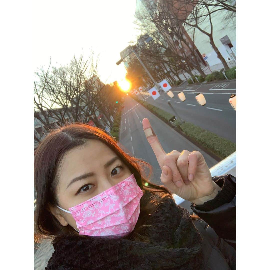 長沢美月さんのインスタグラム写真 - (長沢美月Instagram)「毎年恒例の御来光&初詣🌅✨ 今年は今までで1番綺麗に見れた気がします✨ 良いことありそう❣️  新年早々指を切りまして、絆創膏。笑 #御来光 #明治神宮」1月3日 18時02分 - _mizuki_0212