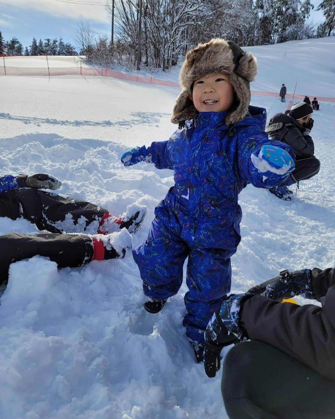高橋みゆきさんのインスタグラム写真 - (高橋みゆきInstagram)「心坊初めての雪遊び🛷ソリ上手くね！？沖縄のメイちゃん&ケンシンともたくさん遊んでました☺️ #ソリ🛷 #雪だるま⛄️ #いっぱい雪遊びしたよー #しかし寒かった #山形」1月3日 21時12分 - shin_miyukichi