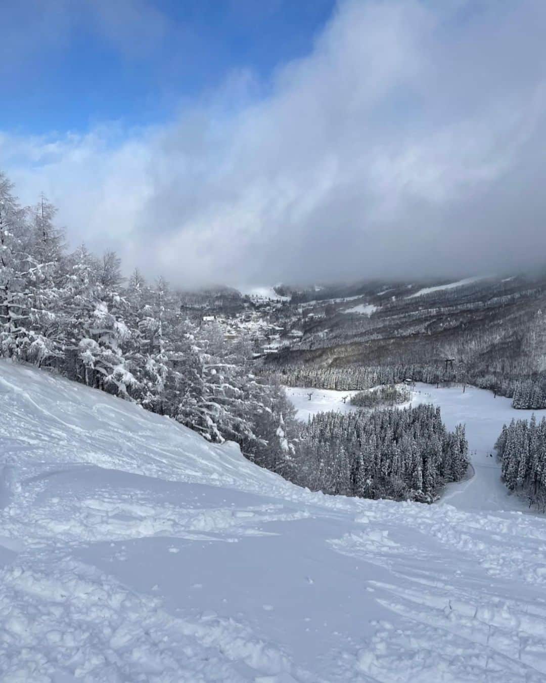 大江香織さんのインスタグラム写真 - (大江香織Instagram)「新年初すべり。 今年は雪が多く、すべりやすく気持ちよかった。 蔵王温泉スキー場はすごく広くて、コースもたくさんあるので一日中遊べます。 スキー場で食べるボロネーゼ。 流れてくるJ-POP。 全てが最高なのです。 スキー終わりに、日帰り温泉で雪見風呂。 帰りのバスは爆睡でした。 ⁡ #蔵王温泉スキー場 #蔵王温泉 #山形 #蔵王 #樹氷 #スキー」1月4日 9時38分 - _kaori.ohe_