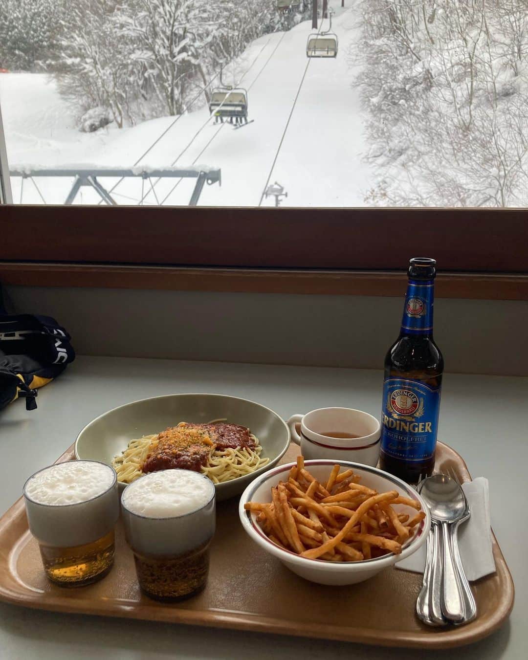 大江香織さんのインスタグラム写真 - (大江香織Instagram)「新年初すべり。 今年は雪が多く、すべりやすく気持ちよかった。 蔵王温泉スキー場はすごく広くて、コースもたくさんあるので一日中遊べます。 スキー場で食べるボロネーゼ。 流れてくるJ-POP。 全てが最高なのです。 スキー終わりに、日帰り温泉で雪見風呂。 帰りのバスは爆睡でした。 ⁡ #蔵王温泉スキー場 #蔵王温泉 #山形 #蔵王 #樹氷 #スキー」1月4日 9時38分 - _kaori.ohe_