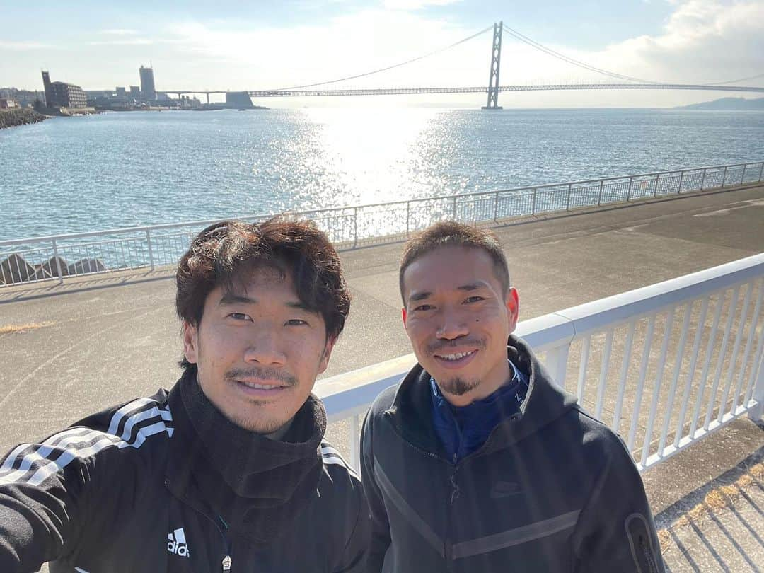 長友佑都さんのインスタグラム写真 - (長友佑都Instagram)「皆さん、新年明けましておめでとうございます！ 2022年年男の長友です。 初蹴りの相手は香川真司😉 晴天で美しい明石海峡大橋を眺めながら親友であり、戦友の香川真司と2022年最高のスタートをきれました。 お互い素晴らしい年になるように頑張っていきます💪💪 本年もよろしくお願いします！」1月4日 16時53分 - yutonagatomo55