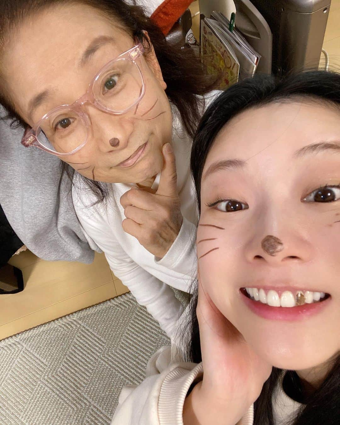 重盛さと美さんのインスタグラム写真 - (重盛さと美Instagram)「あけましておめでとうございます！😺🎍🌅✨✨  今年のお正月はおばぁちゃん家で、 お餅とみかんを食べまくり🏠🍊 ご飯とお肉を食べに食べ🍙 山に登り⛰☀️ 嘘みたいにコケて転がり大きな青タンができましたっ！☺️😅💛🩹🎉✨  おばぁちゃんのお誕生日も祝えて🍰 ママが最近保護した新しい家族にも会え🐈♡ とても、 のんびりと平和なお正月となりましたっ🌅☀️✨✨  今年も、 マイペースにInstagram更新しますので、 どうぞ宜しくお願いいたします🐯🌈✨  #2022 #おばぁちゃんちでお正月 #朝昼晩食べまくり #おやつに焼肉屋さんに行く #確実に体が重い #確実におばぁちゃんのケーキが小さい #ダイソンのプレゼントで挽回 #お正月っぽい写メがない #慌てて寅メイクする #なぜかママもする（笑） #にゃん✌️😽✌️」1月4日 18時14分 - satomi_shigemori