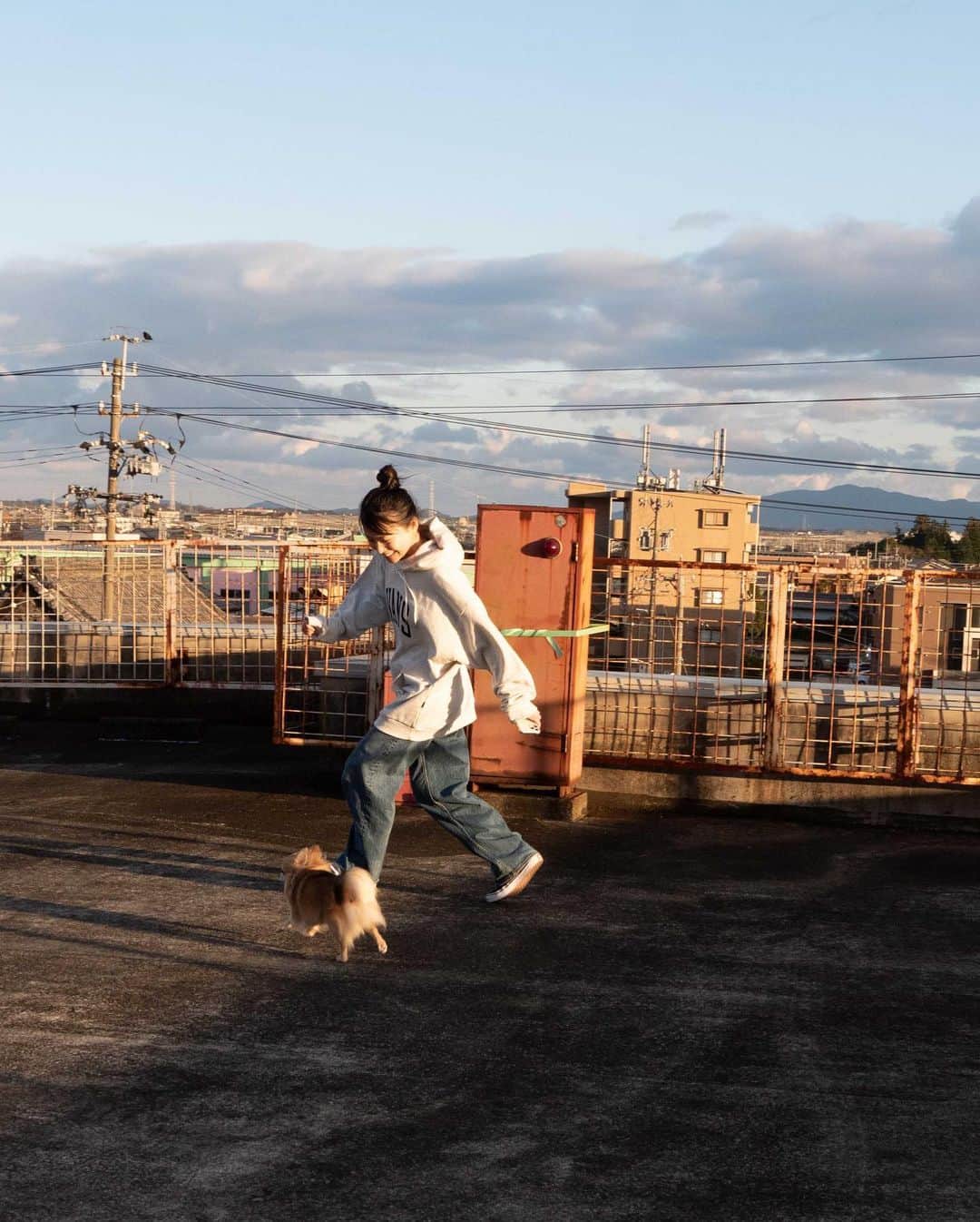 重盛さと美さんのインスタグラム写真 - (重盛さと美Instagram)「🐕🤍☁️🌅✨ 手抜きメイクに適当お団子に可愛いパーカーに可愛すぎる犬。   @vansjapan 🛹 最近でたパーカーかわいい🐻‍❄️💮 #vansjapan #ヴァンズ」1月5日 20時17分 - satomi_shigemori