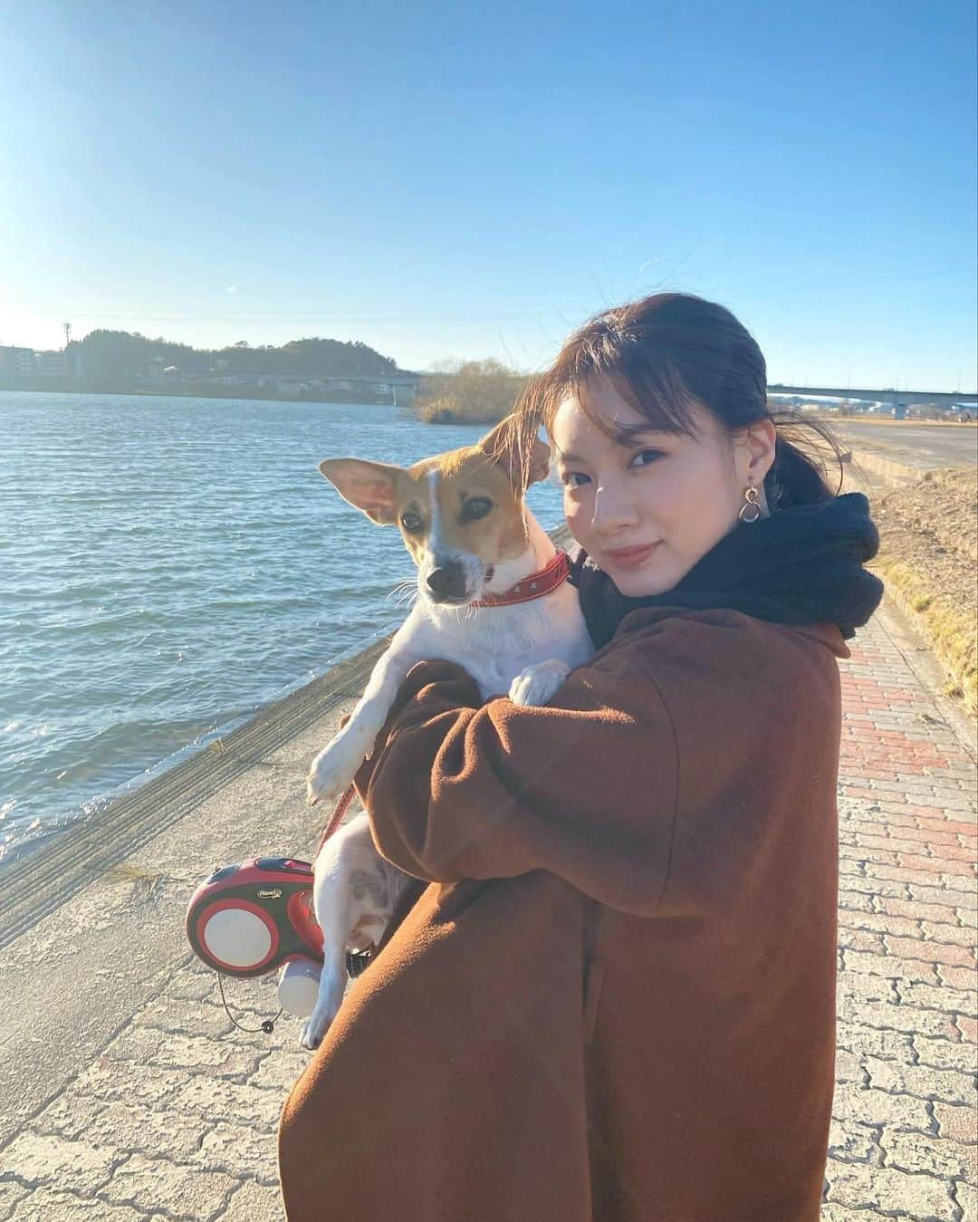 矢野優花さんのインスタグラム写真 - (矢野優花Instagram)「本日1月6日に24歳になりました〜👏  久々に実家で誕生日を迎えました。  実は実家で飼っているわんちゃん、はなちゃんは私と同じ1月6日が誕生日で、私の名前から花をとって、名付けられました🐶🌼  ということで本日ははなちゃんと一緒にお祝いです💓  23歳の1年も、先が見えない状況が続く中、たくさんの人に支えられて過ごしてきました。  素敵な出逢いもあって、変わらず大事にしていきたい縁もあって、ありがたいことに本当に人に恵まれているなと感じます。  そして何より応援してくだっている皆さま、本当にありがとうございます。  いつも暖かい言葉、ちゃんと届いています。  今年は"挑戦"の1年にしたいです。  僅かな可能性でも拾い上げて、自分の出来ることを精一杯ぶつけていけたらと思います。  そしてそれが皆さまに届くよう、拙いなりに精進して参ります。  今年もよろしくお願いします！  #お誕生日 #矢野優花」1月6日 18時43分 - yanoyuuka_official