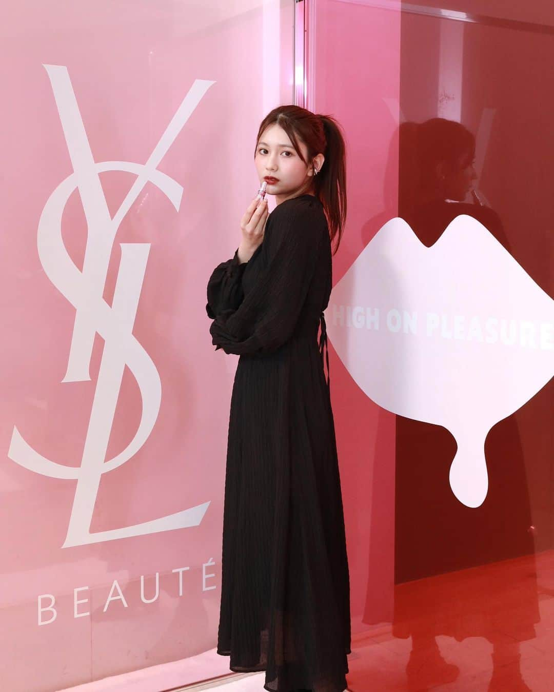 新井遥さんのインスタグラム写真 - (新井遥Instagram)「＾ YSL BEAUTY  “ROUGE VOLUPTE CANDY GLAZE” EXCLUSIVE SALON  じゅわっと＆とろりとした質感のシロップリップ いちご飴みたいなコーティングがしてある新感覚なリップで艶感がとても綺麗でした🍓  私のお気に入りはNo.3のカラーでした っ♡  1月5日から公式オンライン ブティックで先行発売 1月14日から全国発売されるみたいです☃️  @yslbeauty  #キャンディグレーズ」1月6日 19時02分 - haruka_arai_ar