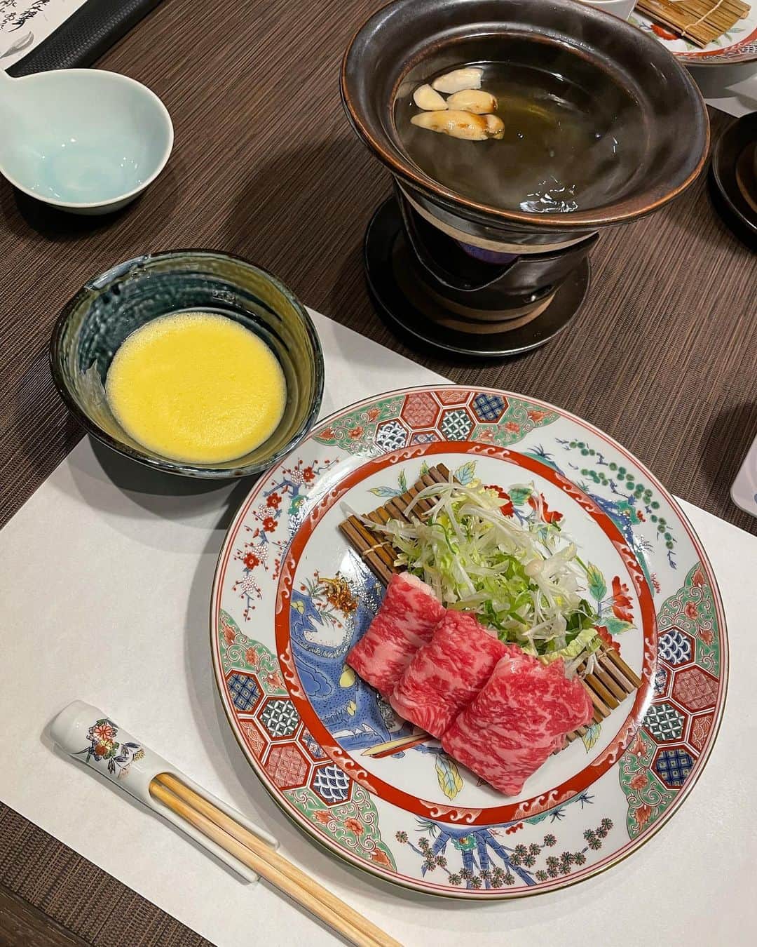 福内櫻子さんのインスタグラム写真 - (福内櫻子Instagram)「そして年末年始の美味しかったもの😳😳😳 写真は、松茸出汁と飛騨牛のしゃぶしゃぶ。 はぁああ、 明太子も肉うどんも魚もお肉も美味しいんだぁ。 九州のご飯ほんと最高🙆‍♀️ . 今回も九州の醤油と出汁と明太子買って帰った🤗」1月6日 22時52分 - sakurako_fukuuchi