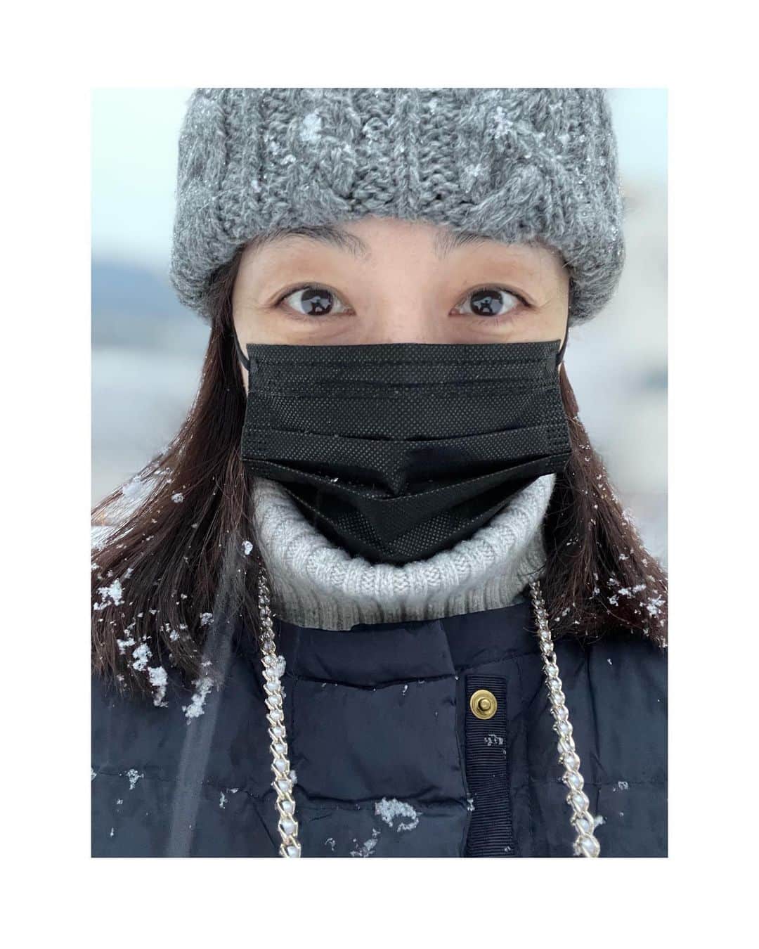 青山倫子さんのインスタグラム写真 - (青山倫子Instagram)「ザザザザ、ガリガリ ご近所さんたちが雪かきをする、いつもとは違う音で目が覚めた。 雪、大丈夫ですか？ どうやら路面凍結をしている様子。 足もとにお気を付けてお出かけしてください！  昨日は窓から雪を眺めていたけど、あまりの綺麗さにむずむずしちゃって静かになんてしていられなかった。 雪だるまを作ってみたけど、雪が積もっているのと大掃除の賜物で、なかなかお目目とお手手が見つからない。 植え込みを覗いたりと怪しい人になってたんだろうな。。 すっかりいつもと一変した街をちょっとお散歩して、小脇に焼き芋を抱えて帰ってきたよ。 焼き芋のあったかさと優しい甘みが体に染みて、一瞬で幸せな気持ちになった。 楽しい雪の日だったな。  #青山倫子 #雪 #雪遊び #雪だるま #雪を見るとわくわくしちゃう #焼き芋 #楽しい雪の日 #路面凍結 #足もとに気を付けて」1月7日 8時56分 - noriko_aoyama1229