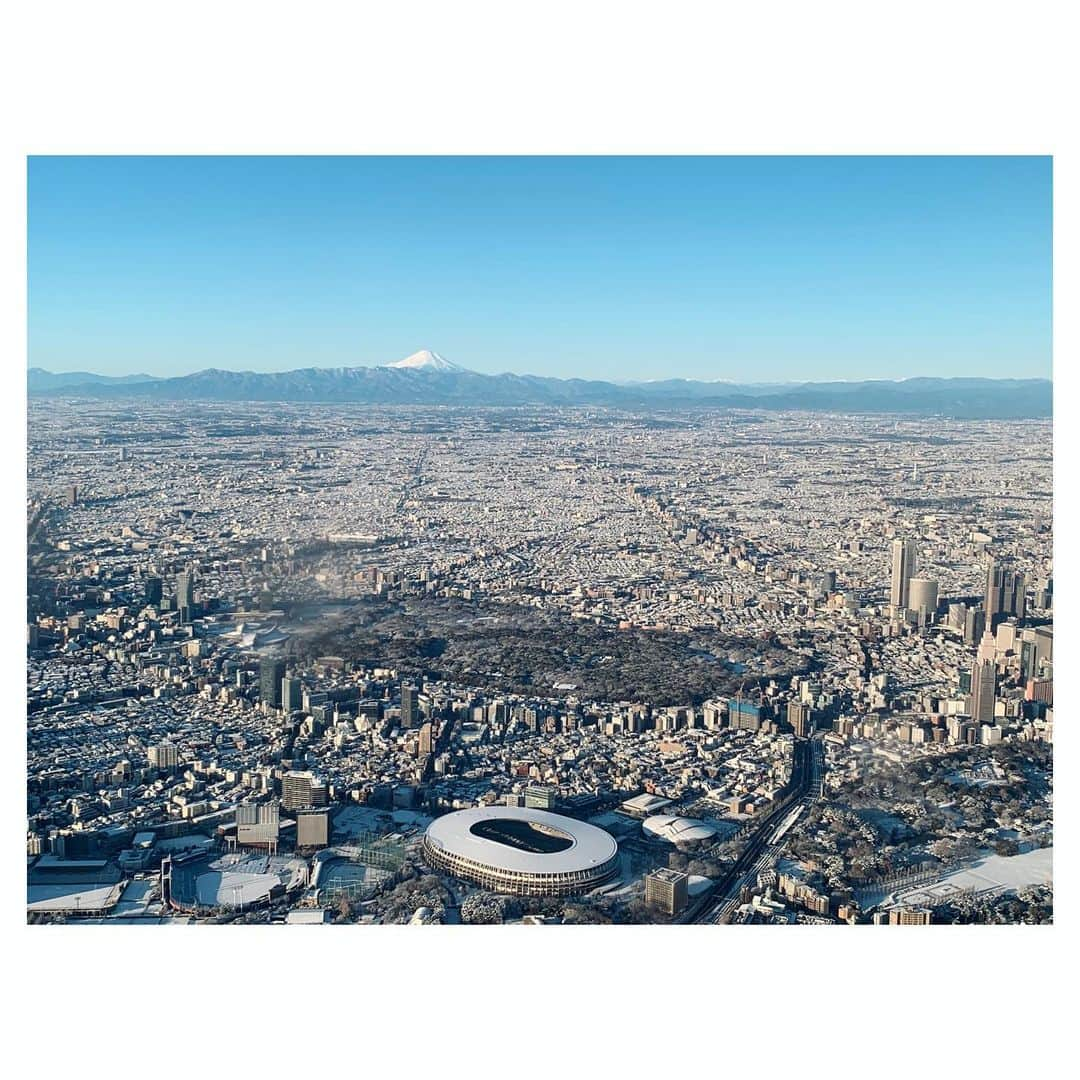 宇賀神メグさんのインスタグラム写真 - (宇賀神メグInstagram)「🚁  . .  今日は人生初のヘリコプター中継でした！  上空600mからのリポートは かなり緊張しましたし、 中継の大変さを改めて実感しました。  新年早々、貴重な体験をさせていただき光栄でした。🙇‍♀️  . 3枚目は上空から見た 富士山と国立競技場です🗻  . .  #ヘリ中継 #ヘリコプター #🚁 #thetime_tbs  #富士山 #国立競技場」1月7日 18時24分 - ugajin_megu