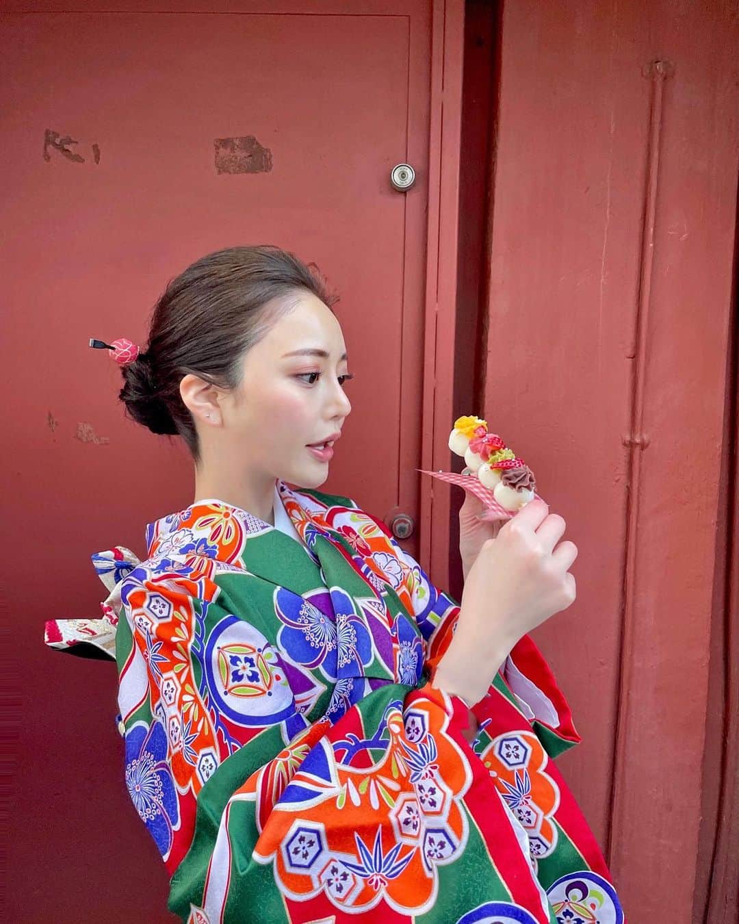 谷亜沙子さんのインスタグラム写真 - (谷亜沙子Instagram)「花より団子🍡  アケさんが買ってくれたお団子が可愛かった🍓  2022年お正月っぽく派手な着物を選んでみました。 今年も素敵一年にしましょう。 宜しくお願いします🎍✨  #着物 #kimono #ヒートテック3枚」1月8日 17時09分 - asyakodayo