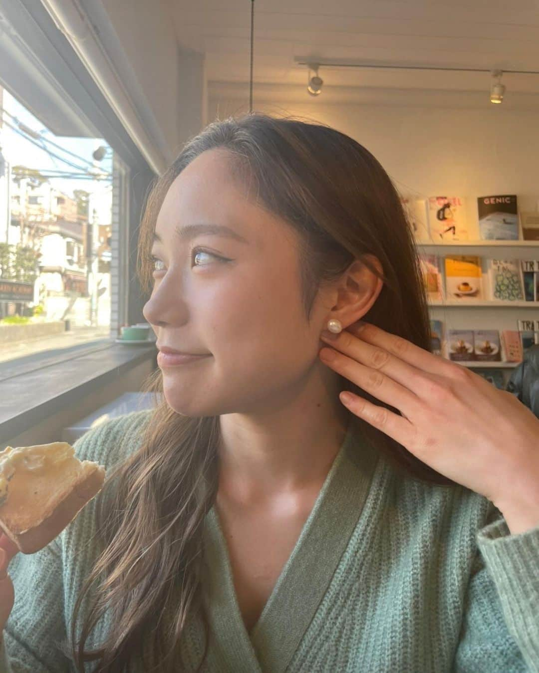 奥野莉瑛子さんのインスタグラム写真 - (奥野莉瑛子Instagram)「Sunrise Coffeeのモーニングを食べにちょっと朝活🌿 前来た時はまだ暖かったからアイスラテだったんだけど、今回はホットにしたからラテアートにこんにちは♡  伏見稲荷でも付けてたこちらのパールピアスはNew!✨ 一緒にげっとしたゴールドのブレスレットもまた載せます♡♡  ちなみにこのカーディガンは @zara のキッズ🤭🤍 #dotorijewelry #jewelry  #zara #zarakids #sunrisecoffee #関学 #甲東園カフェ #西宮カフェ #りえべびの休日」1月9日 18時22分 - okunorieko_