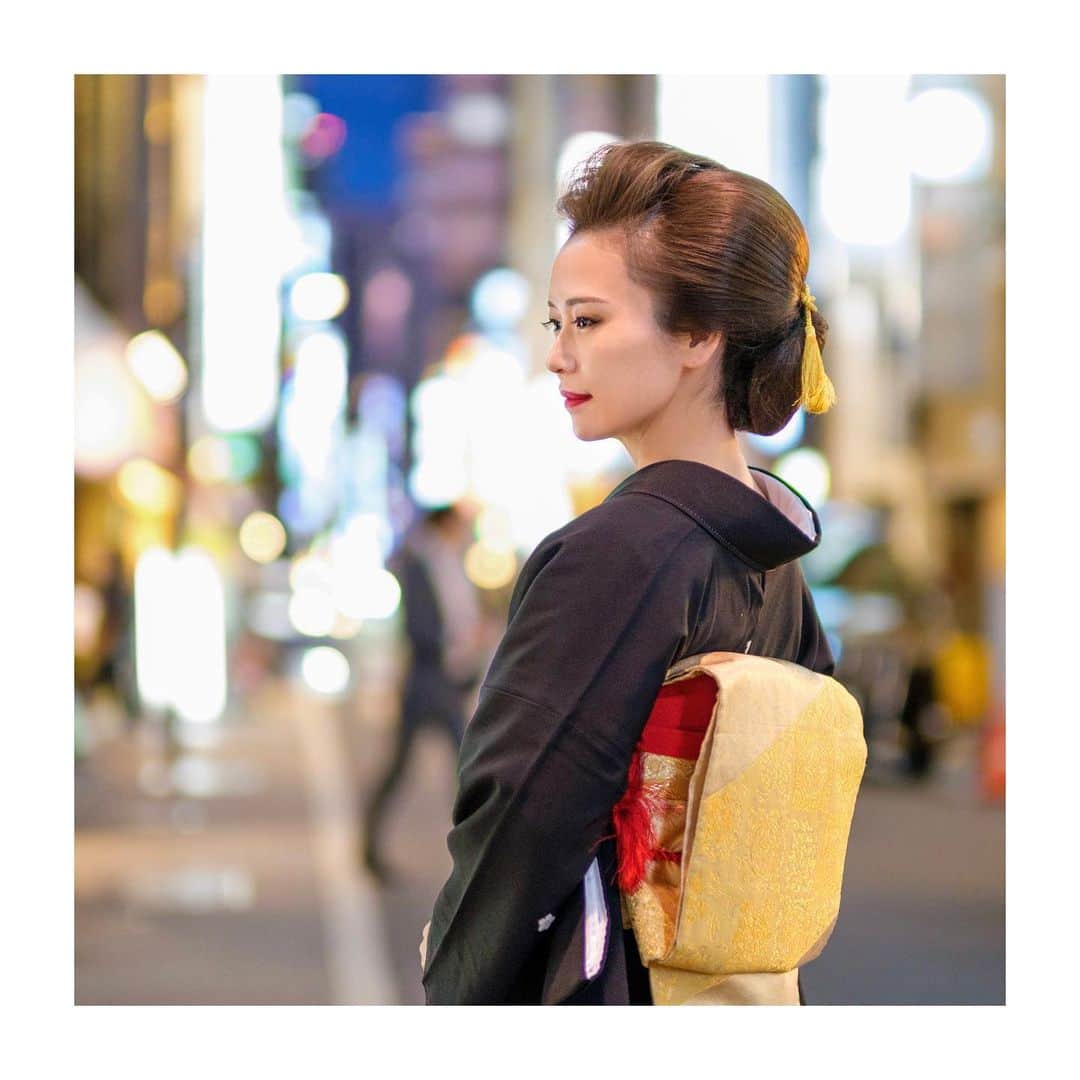 唐沢菜々江さんのインスタグラム写真 - (唐沢菜々江Instagram)「2022年⛩🌅 新年明けまして おめでとうございます🎍✨ ご挨拶が遅くなり申し訳ございません💦 ㅤㅤㅤㅤㅤㅤㅤㅤㅤㅤㅤㅤㅤ @clubnanae では 1月5日に鏡開きをして 御神酒で乾杯しました✨🍶🤗 ㅤㅤㅤㅤㅤㅤㅤㅤㅤㅤㅤㅤㅤ 本年も銀座クラブNanaeと ホステス、スタッフ一同を 宜しくお願い致します🙇🏻‍♀️‼️  撮影の時はフェイスガードを 外させていただいております☺️ ㅤㅤㅤㅤㅤㅤㅤㅤㅤㅤㅤㅤㅤ *・。*゜・。・o゜・。*゜・。・o*゜・。*゜・。・  YouTube【銀座ななえチャンネル】では、 Instagramでお伝えしきれない 様々な情報を発信しています‼️ プロフィールのURLをタップしてね🤗‼️ @nanae.karasawa  *・。*゜・。・o゜・。*゜・。・o*゜・。*゜・。・ ㅤㅤㅤㅤㅤㅤㅤㅤㅤㅤㅤㅤㅤ #クラブ乾杯#銀座酒#銀座ママ#銀座ななえ #着物ママ#黒留袖#留袖#銀座着物#御神酒 #祝酒 #乾杯 #新年 #2022年 #鏡開き #唐沢菜々江 #ななえママ #菜々江ママ #クラブNanae #銀座 #東京 #クラブ #銀座クラブ #高級クラブ  #着物 #ホステス #youtube #ユーチューブ #youtuber #ユーチューバー #銀座ななえチャンネル」1月10日 18時19分 - nanae.karasawa