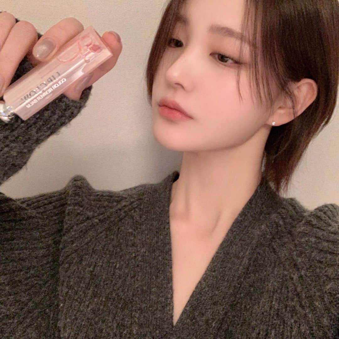 スビンさんのインスタグラム写真 - (スビンInstagram)「#유료광고 @diorbeauty  디올 하우스의 대표 메이크업 아이콘인  디올 어딕트 립 글로우의 3가지 컬러가 새롭게 출시됐어요  제가 바른 033 코랄핑크 컬러는 1월 한 달 동안  카카오 선물하기에서만 선 판매한다고 해요  2월부터는 디올 뷰티 온/오프라인 모든 매장에서 판매되니  올겨울 촉촉한 립밤으로 추천!  #디올뷰티 #디올립글로우 #립글로우코랄핑크 #033코랄핑크 #김연아립밤 #연아코랄핑크 #선물추천」1月14日 12時30分 - sooviin38