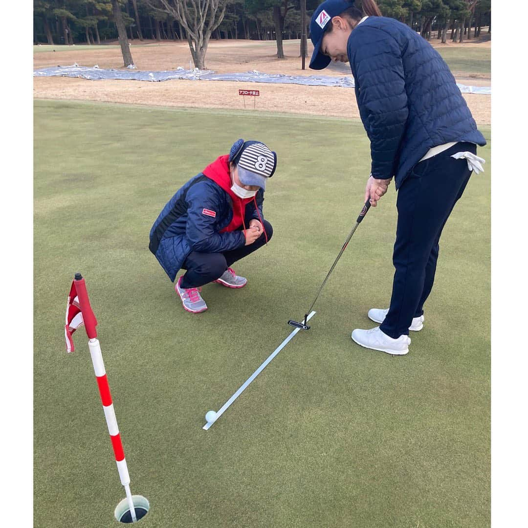 大江香織さんのインスタグラム写真 - (大江香織Instagram)「服部さんとオフシーズン練習 ⁡ 茨城ゴルフ倶楽部の練習場は陽が当たってポカポカでした。 コース内の芝も冬なのにふかふかで、最高のコンディション。 恵まれた環境で練習させてもらいました。 そして服部さんは今日も黙々と球を打っていました。 ⁡ ⁡ #ゴルフ #女子プロゴルファー #ゴルフ練習 #ゴルフスイング #服部真夕 #茨城ゴルフ倶楽部 #golf #golfswing #golfwear #professionalgolfer」1月14日 20時12分 - _kaori.ohe_