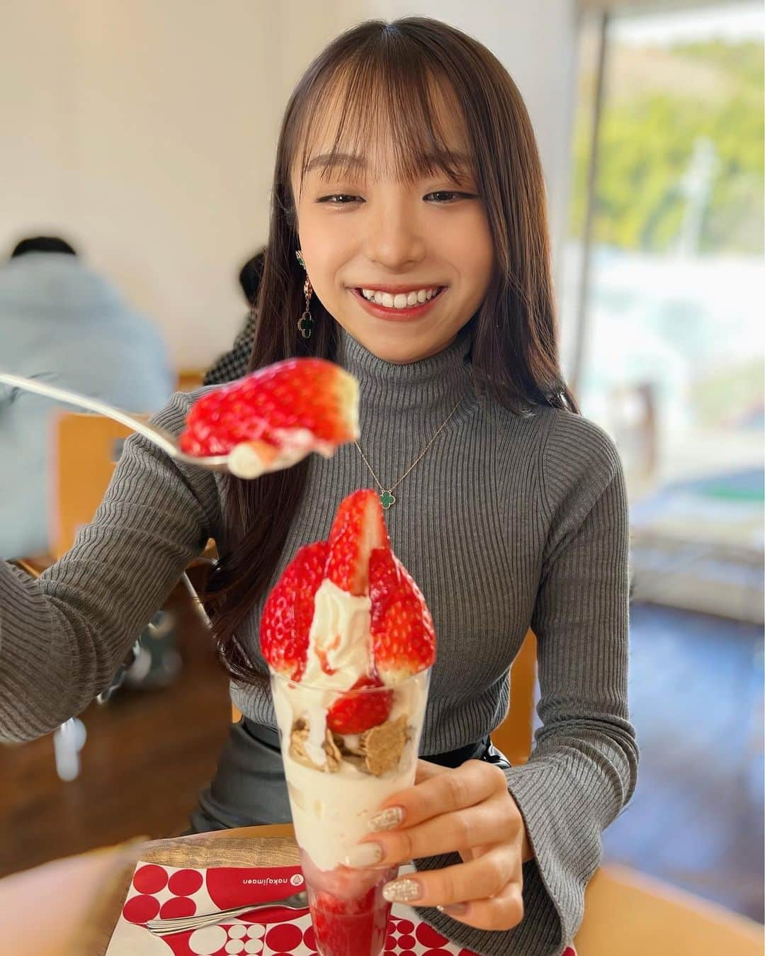 勝又彩央里さんのインスタグラム写真 - (勝又彩央里Instagram)「お久しぶりの投稿です❤︎ 2022年もよろしくお願いいたします🐯  いちごが好きすぎてまた食べに行ってきました🍓🫖  ちなみに今年もおみくじ大吉でした🌟  #2022 #いちご #いちごパフェ #いちごパフェ #大学生 #女子大生 #冬休み #tflers #ootd #カフェ #カフェ巡り #セントフォース #セントフォースsprout #strawberry #cafe #パフェ」1月14日 21時51分 - saorinoel