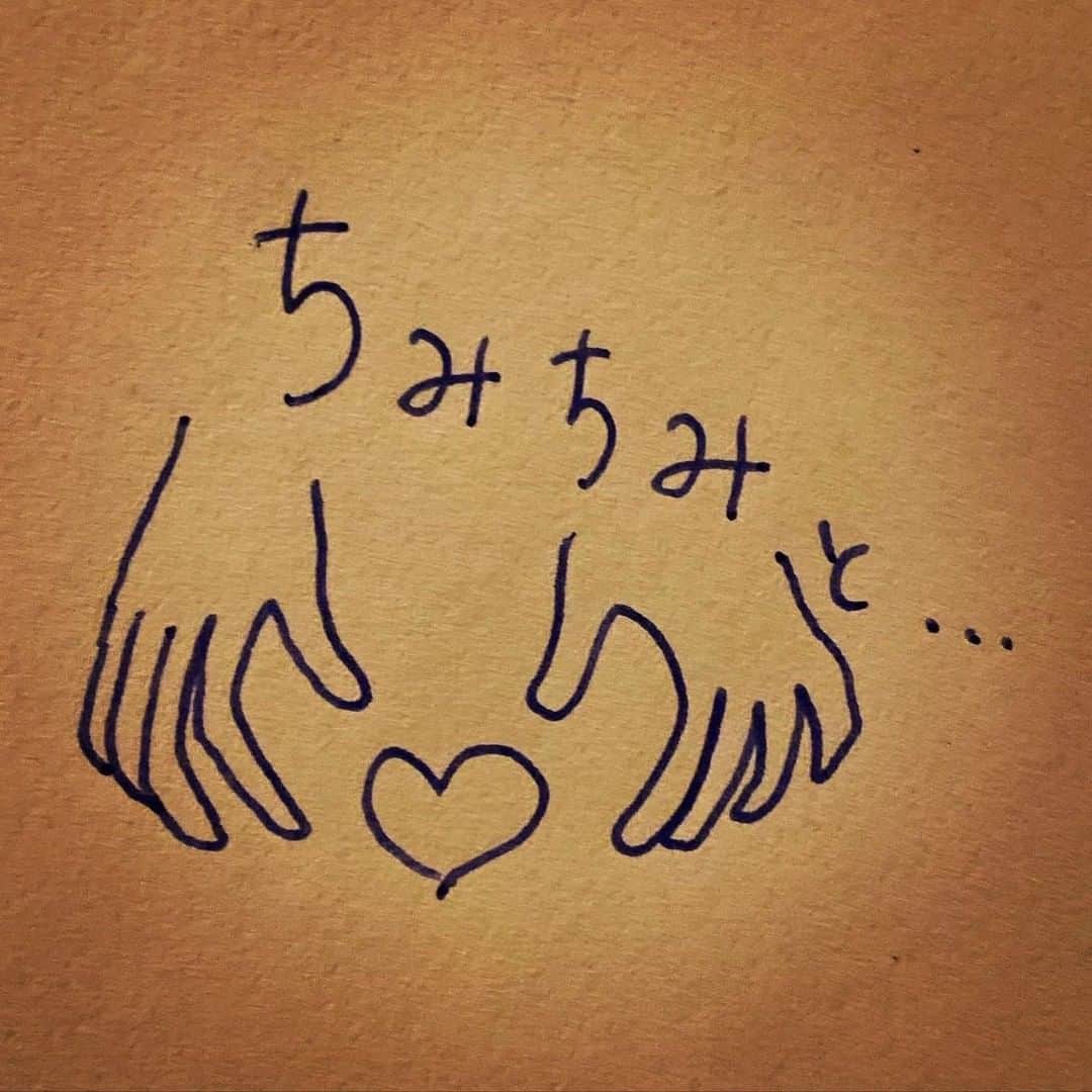 杏さんのインスタグラム写真 - (杏Instagram)「. 周囲にはあんまり理解されない趣味です🥳  ちみちみ、ほぐほぐで、 ビタミン沢山とりましょう☺️✋🍊  This may sound weird, but my hobby is peeling citrus fruits🍊  It is fun to peel mandarins while trying my best to keep the entire shape.  Usually at night, while watching TV, I enjoy peeling citrus fruits neatly and packing them neatly into a glass Tupperware.  I usually choose to eat them in the morning on next day.  Now It's the best season in Japan to buy lots of delicious citrus fruits.  Hope that you will try peeling some as well.  #杏  #イラストグラム  #anne #illustration」1月15日 12時58分 - annewatanabe_official