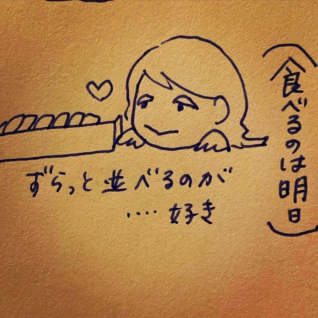 杏さんのインスタグラム写真 - (杏Instagram)「. 周囲にはあんまり理解されない趣味です🥳  ちみちみ、ほぐほぐで、 ビタミン沢山とりましょう☺️✋🍊  This may sound weird, but my hobby is peeling citrus fruits🍊  It is fun to peel mandarins while trying my best to keep the entire shape.  Usually at night, while watching TV, I enjoy peeling citrus fruits neatly and packing them neatly into a glass Tupperware.  I usually choose to eat them in the morning on next day.  Now It's the best season in Japan to buy lots of delicious citrus fruits.  Hope that you will try peeling some as well.  #杏  #イラストグラム  #anne #illustration」1月15日 12時58分 - annewatanabe_official