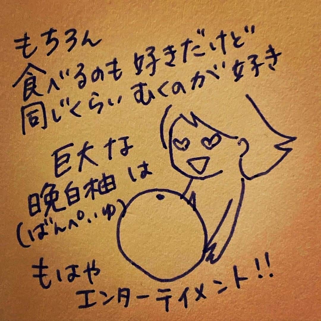 杏さんのインスタグラム写真 - (杏Instagram)「. 周囲にはあんまり理解されない趣味です🥳  ちみちみ、ほぐほぐで、 ビタミン沢山とりましょう☺️✋🍊  This may sound weird, but my hobby is peeling citrus fruits🍊  It is fun to peel mandarins while trying my best to keep the entire shape.  Usually at night, while watching TV, I enjoy peeling citrus fruits neatly and packing them neatly into a glass Tupperware.  I usually choose to eat them in the morning on next day.  Now It's the best season in Japan to buy lots of delicious citrus fruits.  Hope that you will try peeling some as well.  #杏  #イラストグラム  #anne #illustration」1月15日 12時58分 - annewatanabe_official
