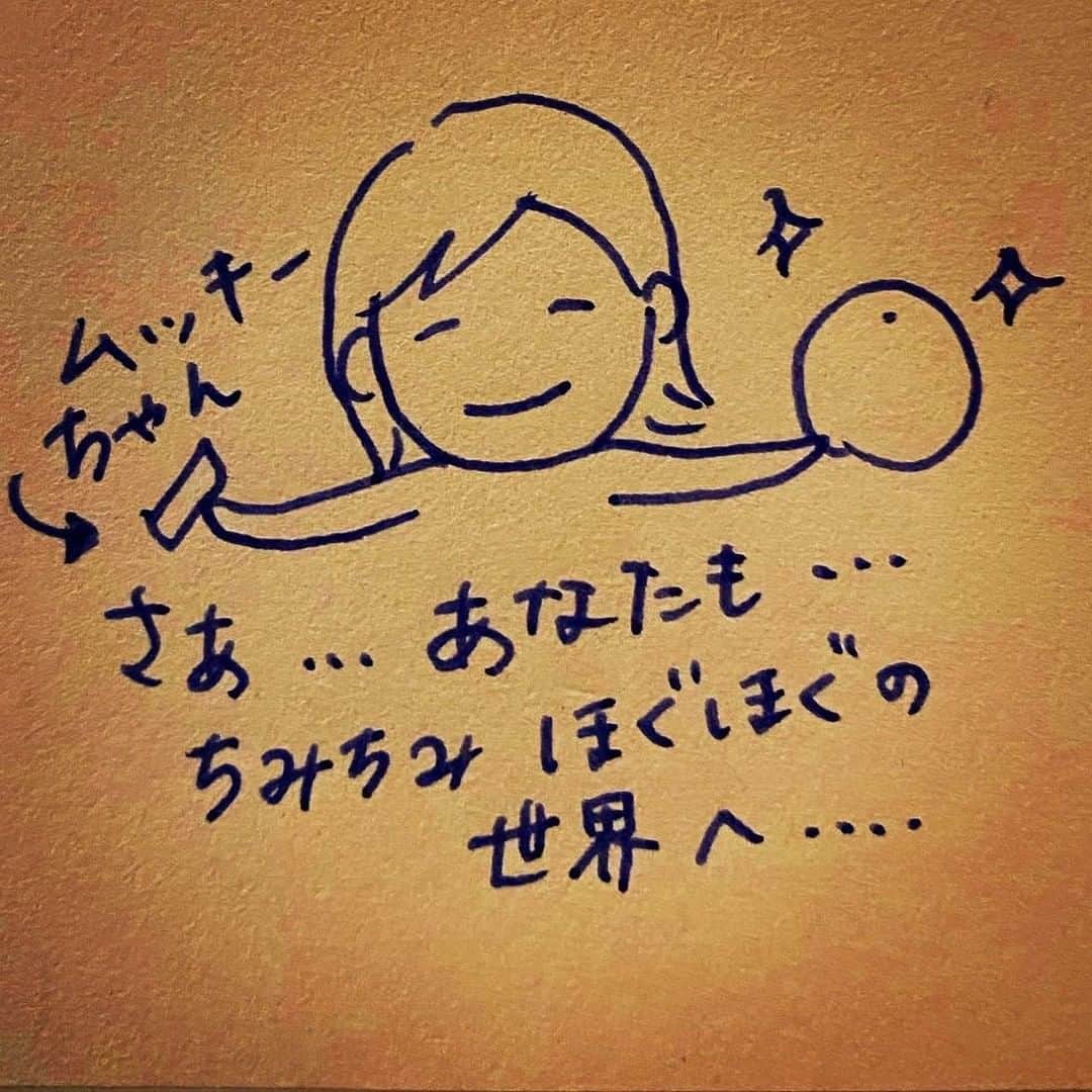 杏さんのインスタグラム写真 - (杏Instagram)「. 周囲にはあんまり理解されない趣味です🥳  ちみちみ、ほぐほぐで、 ビタミン沢山とりましょう☺️✋🍊  This may sound weird, but my hobby is peeling citrus fruits🍊  It is fun to peel mandarins while trying my best to keep the entire shape.  Usually at night, while watching TV, I enjoy peeling citrus fruits neatly and packing them neatly into a glass Tupperware.  I usually choose to eat them in the morning on next day.  Now It's the best season in Japan to buy lots of delicious citrus fruits.  Hope that you will try peeling some as well.  #杏  #イラストグラム  #anne #illustration」1月15日 12時58分 - annewatanabe_official