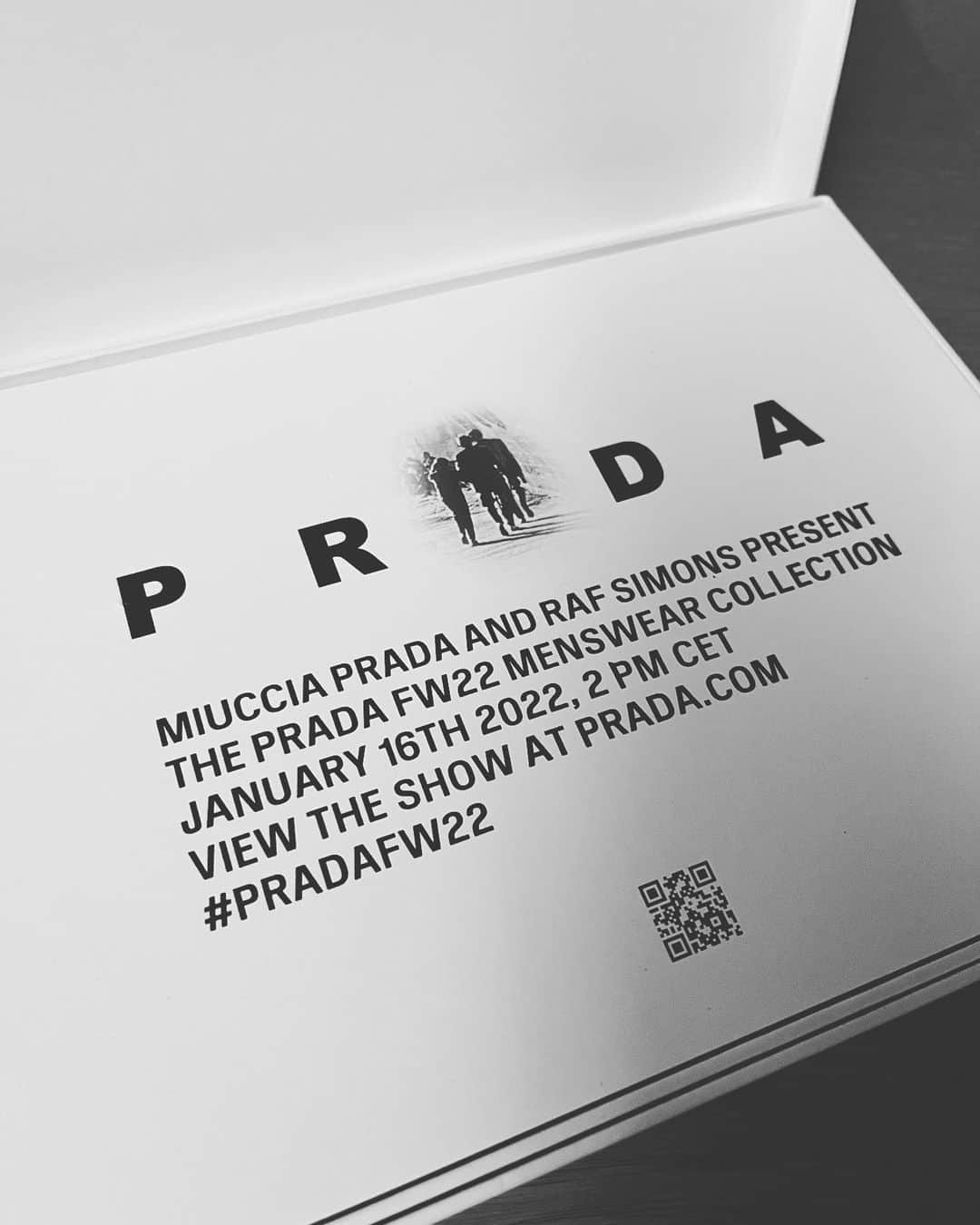 イ・ジョンソクさんのインスタグラム写真 - (イ・ジョンソクInstagram)「@Prada   #PradaFW22 #PradaTriangle  - 미우치아 프라다와 라프시먼스가 함께하는 프라다 FW22 남성복 컬렉션, 2022년 1월16일 오후10시 프라다 닷컴을 통해 함께 보실 수 있습니다.」1月16日 13時27分 - jongsuk0206