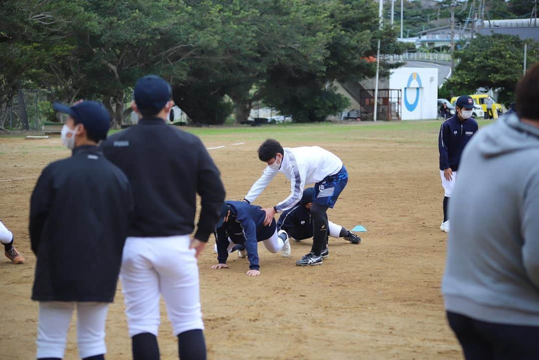 近本光司さんのインスタグラム写真 - (近本光司Instagram)「沖永良部島の小学生、中学生と野球教室をしてきました⚾️  島の子供達と一緒になってキャッチボールやトレーニング、ロングティーを見てもらったり、楽しませていただきました😚  子供達のように楽しんで体を動かす、野球を楽しめるように今シーズンも頑張っていきます👍  #阪神タイガース #近本光司 #沖永良部自主トレ #沖永良部島 #野球教室 #キャッチボール #夢と希望 #身体感覚トレーニング  #近本photo #近本movie」1月16日 13時59分 - koji_speed5