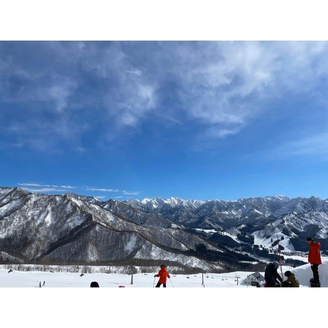 宮田聡子さんのインスタグラム写真 - (宮田聡子Instagram)「実は土日でしっかり感染予防をしてスノボに行ってきました‼︎ 人生初‼︎  本当は参加型の配信できたらなぁと思っていたのですが、コロナが増えて出にくくなってしまう前にというのと、一緒に行くみんなが予定が合う日がここしかなく、変更させていただきました。  もし楽しみにしてくださっている方がいらっしゃいましたら、本当に本当に申し訳ありませんでした😭 来週末に必ず‼︎やるのでよかったら遊びにきてくださいね🥺  今回は仕事仲間でもあり、デドバ仲間でもある、いつものメンバーで行ってきたよ‼︎ スノボってあんなに難しいんだね‥ 何十回転んだか‥ 沢山教えてもらったけど、運動神経と筋肉の不足の為上手くできなかったから、また筋トレしてリベンジするぞ！！！  私は頂上まで登れなかったから、もらった画像なんだけど、本当に美しくて 感動したので、皆さまにお裾分けです (๑′ᴗ‵๑)  学校、お仕事が始まって、疲れも溜まってきている頃だとおもうので、皆さん、お身体、心のケアをしっかりしてあげてくださいね🥺✨  私は今日バッチリできたので、明日からバリバリがんばるぞーーー！！！！  👾👾👾👾👾👾👾👾👾👾 参加型より前になってしまいましたが、19日に、柚子木しろさん、みるかさん、梨蘭さんと、ファズモフォビアやります🥰🥰 そちらもよければ是非観にきてもらえるとうれしいです🥰」1月16日 19時07分 - miyatasatoko