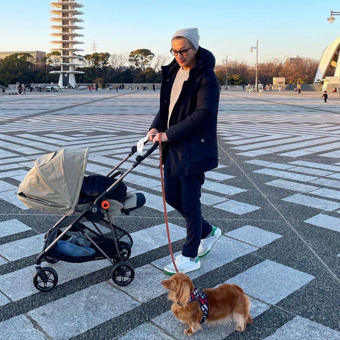 加藤章太郎さんのインスタグラム写真 - (加藤章太郎Instagram)「初めての散歩🐕👶🚶‍♂️  #walking #neighborhood #sundays #family」1月16日 20時45分 - __shotaro__