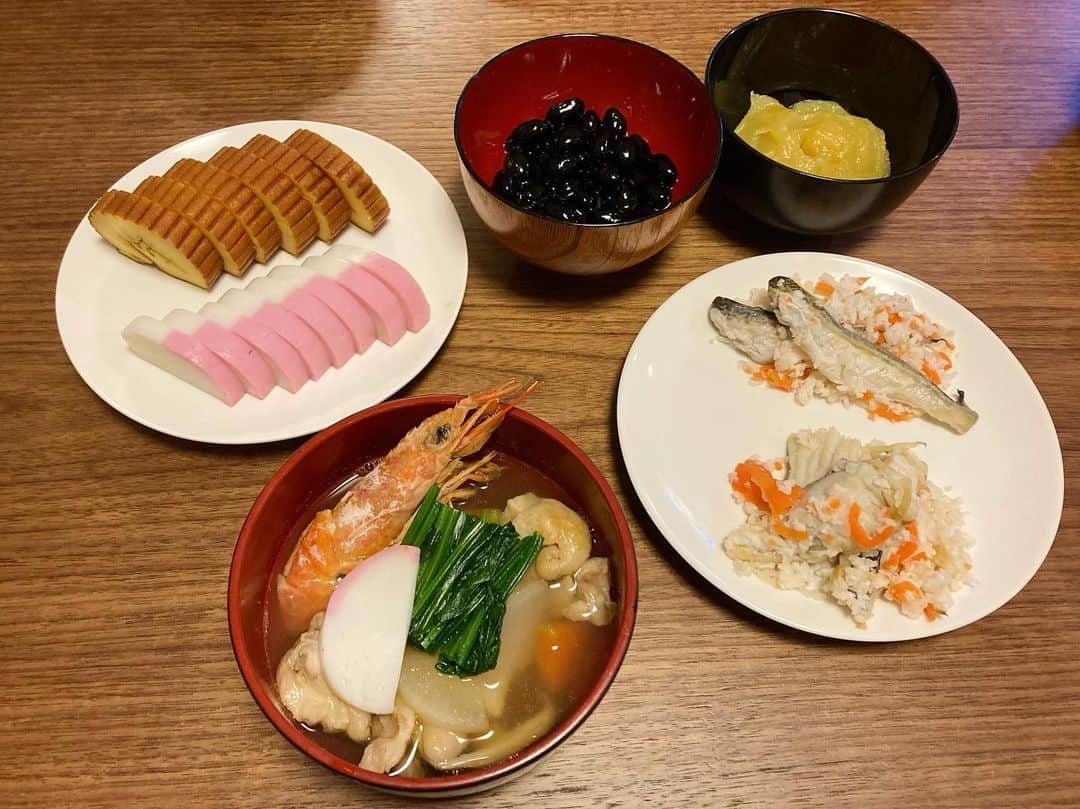 丸田佳奈さんのインスタグラム写真 - (丸田佳奈Instagram)「新年のお菓子といえば、花びら餅。  おせち料理には、北海道からいずしをお取り寄せしました。 ハタハタのいずしが好きです。  #お正月の写真 #お正月 #年始 #おせち料理 #花びら餅 #菱葩餅 #いずし #飯寿司」1月16日 22時10分 - kanamaruta