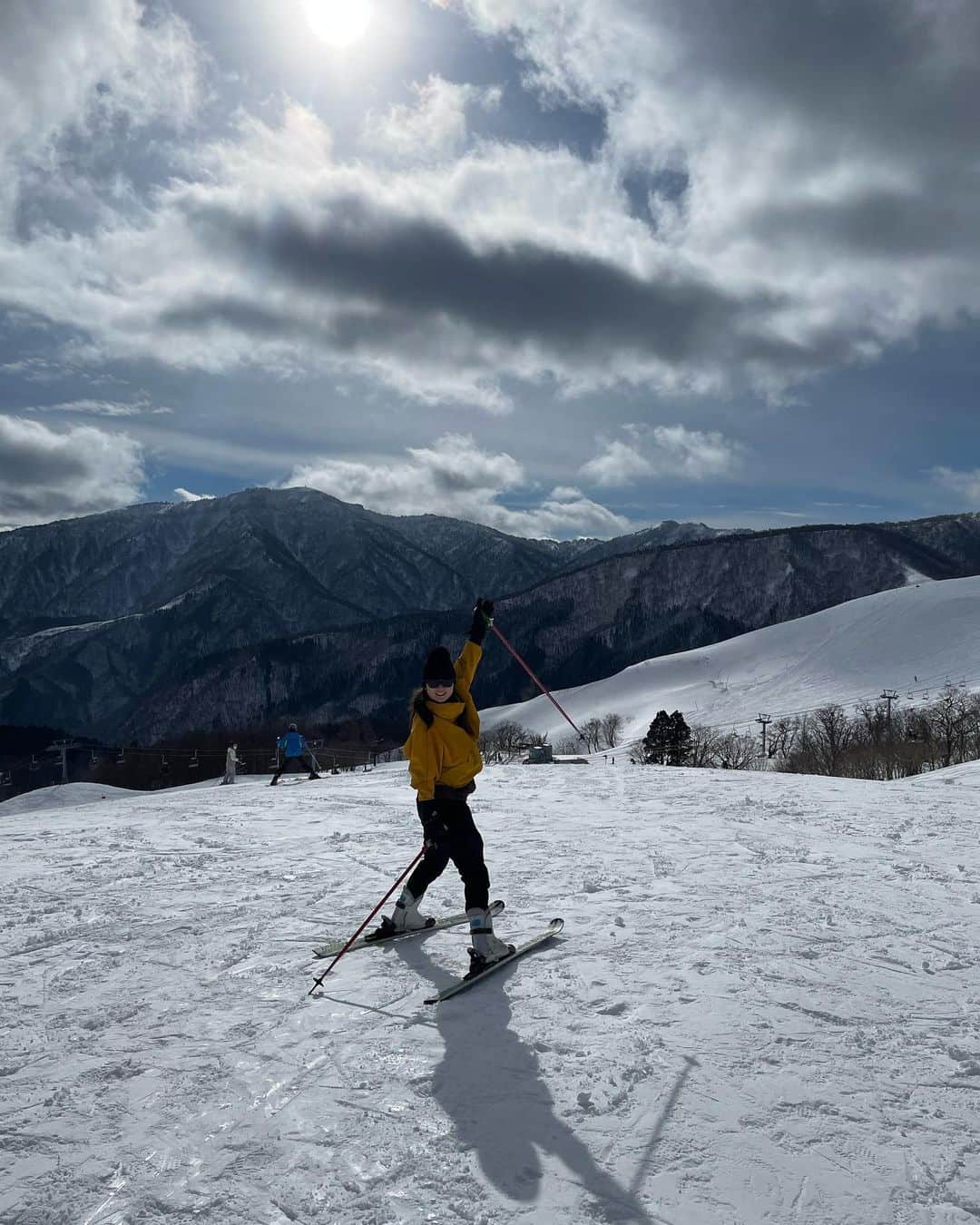 森田遥さんのインスタグラム写真 - (森田遥Instagram)「ほぼ初スキー🎿 小学校の卒業旅行以来w 楽しかったぁぁあ🔥😎 また行きたい！🤤 . . ※撮影の時はマスク外してます . . #カーブの時もっとシュって揃えたい #アルペンスキーみたいに #てかまずコーチつけたい #てかいろんなスポーツしたい  #危ないかなー  . . #最後の動画は転んだ妹を助けに行こうとしたけど #急斜面すぎて前に進まない間に妹が立ち直った #ただただ運動した動画です #☃️」1月17日 15時04分 - moritaharuka5588