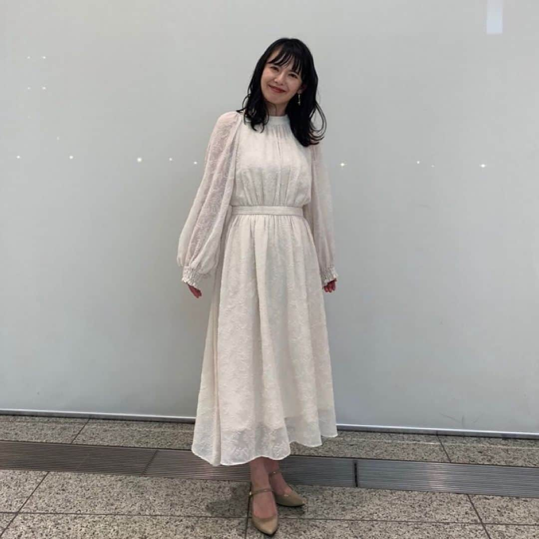 三浦奈保子さんのインスタグラム写真 - (三浦奈保子Instagram)「明日の20時より フジテレビ 潜在能力テスト  に出演させていただいています！！  頼もしいチームの皆様と一緒に、 人気コメンテーターチーム様と 対決します🔥  2022年初のリーダーを 務めさせていただきました！ 結果ははたして..!?  いつも見ているはずのロゴ。 本物はどっち！？ や、  おもしろい名前の生き物、 本当にいるのは！？  など、 家族みんなで盛り上がれるクイズだらけです！  ぜひ皆さま、 ご覧ください😆✨✨✨  お衣装は  @smeralda_official_ 様の、 白ワンピースを着せていただきました！  いつものズボラな私のバタバタした生活では、 白い服はすぐ汚してしまいそうでなかなか着る事ができないので、  (たいてい深緑、茶、ベージュなど 大地の汚れにすぐ溶け込める色の服ばかり着ております🤣 それらももちろん大好きな色ではあるのですが！)  こんな素敵な服を着ることができ、幸せでございます😄❄️  #フジテレビ #潜在能力テスト #クイズ #クイズ番組 #コメンテーター  #川﨑皇輝（#少年忍者）さん #乃木坂46 #北川悠理 ちゃん #パンサー #向井慧　さん #元日テレアナウンサー 青木源太 さん  #カンニング竹山 さん #河合郁人（#A.B.C-Z）さん #杉山愛  さん #松尾依里佳 (@erika.matsuo )ちゃん #フットボールアワー  #岩尾望  さん」1月17日 15時13分 - miura_naoko_