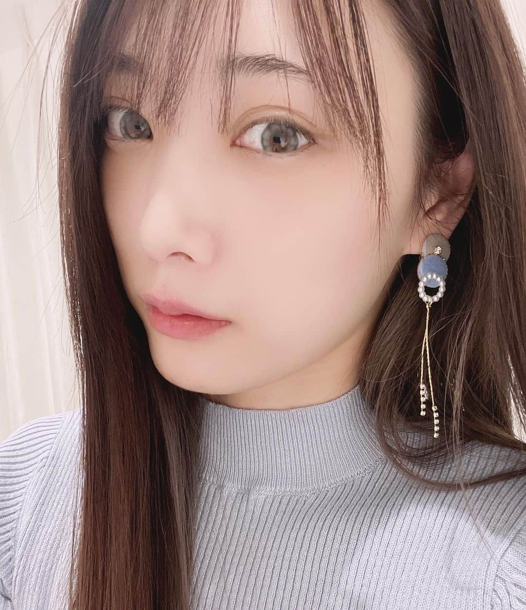 赤井沙希さんのインスタグラム写真 - (赤井沙希Instagram)「流行りのお洋服とかバッグ持ちたい！ ってよりも、 髪や素肌を健康に美しくキープしたい！ って願望の方がここ数年強くなった🥺✨  そんな今日は月イチのおメンテ！ YAG BEAUTYの池袋院 Dual Clinic 池袋に👩‍⚕️✨  少し慣れたから前回より出力を少し足してもらったよ😊🙌⚡️  けど、全然痛みとかは何も変わらずで腫れも無し✨ すぐ終わるから予定空いたタイミングとかで、ちゃんと月イチキープしたいなぁ😹  ご予約の際に赤井沙希のInstagramを見たよって伝えてもらうと、 picoレーザートーニング＋パック 通常価格￥14,800＋tax を ご新規様￥4,980＋tax にしてくださるそうです🙌✨  #YAGBEAUTY #Dualclinic #レーザートーニング #RRRマスクパック」1月17日 17時58分 - saki__akai