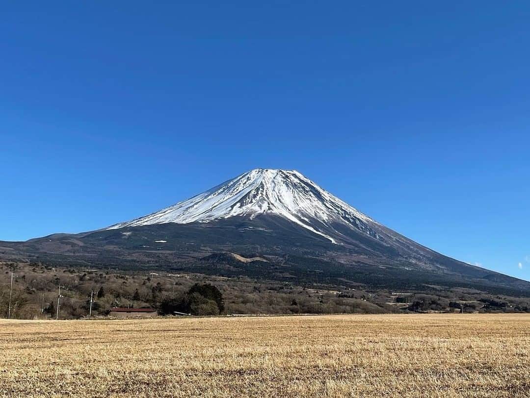林ゆめさんのインスタグラム写真 - (林ゆめInstagram)「富士山！！！ 初めてこんなに近くで見たかも😳 快晴だったからめっちゃ綺麗だった❤️  撮影してきたので またお知らせするね🥰  #富士山 #林ゆめ」1月18日 19時22分 - ___yuume.18
