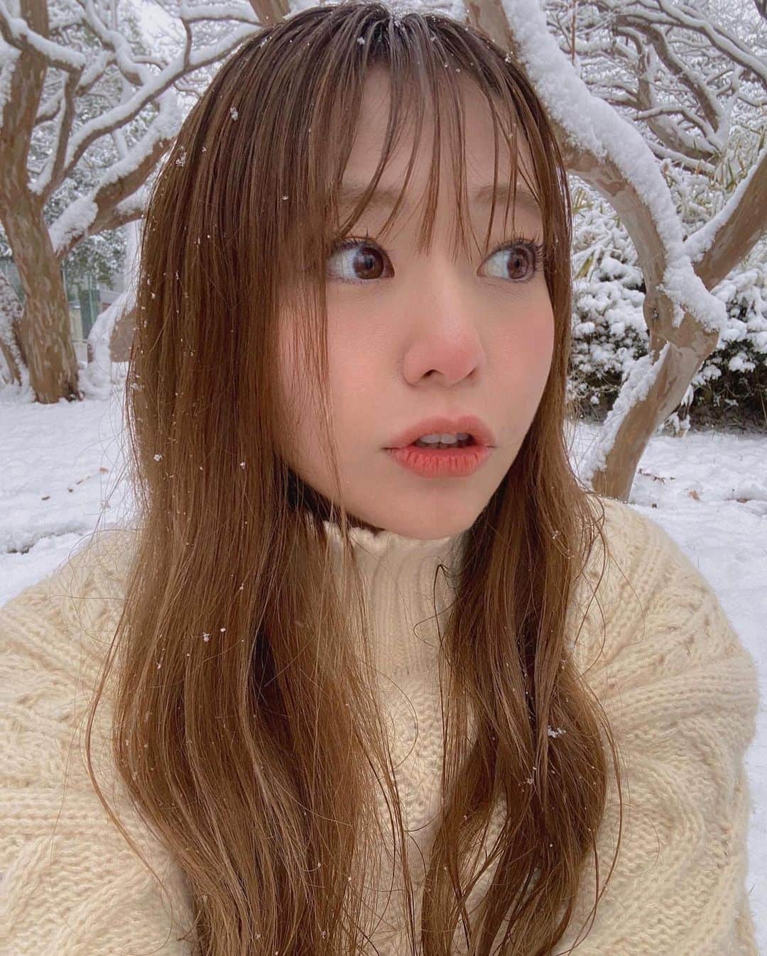希帆さんのインスタグラム写真 - (希帆Instagram)「🦌🤎🤍 久しぶりに女の子っぽい格好したら、 大雪が降りました☺️❄️（笑） セットアップ♡　@eyarn.jp  明日からまた寒くなるみたい🥶😖🥲🧊 みんな暖かくしてね〜っ🐑」1月18日 21時44分 - k_i_h_o_