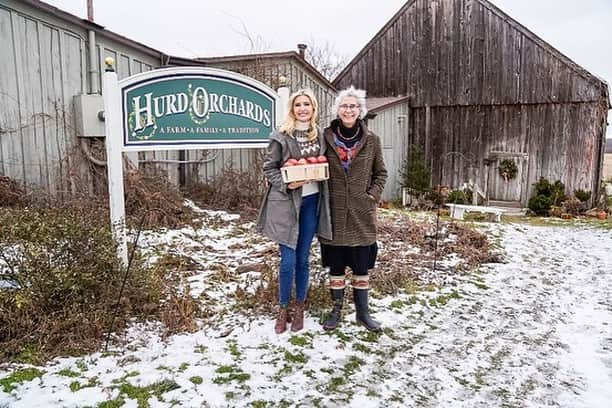 イヴァンカ・トランプさんのインスタグラム写真 - (イヴァンカ・トランプInstagram)「Thank you to our many incredible partners and volunteers who helped feed tens of thousands American families across Idaho and NY, with fresh, nutritious, locally-sourced produce and dairy this holiday season.  ✔️1.1 Million pounds of locally sourced dairy🥛+ produce 🍎delivered  ✔️1.3 Million meals served  ✔️52,000 + food boxes distributed 📦  ✔️100% privately funded  God Bless and Happy New Year!」1月18日 22時41分 - ivankatrump