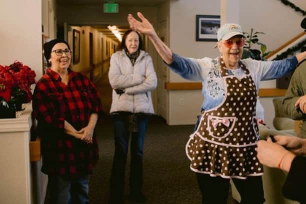 イヴァンカ・トランプさんのインスタグラム写真 - (イヴァンカ・トランプInstagram)「Thank you to our many incredible partners and volunteers who helped feed tens of thousands American families across Idaho and NY, with fresh, nutritious, locally-sourced produce and dairy this holiday season.  ✔️1.1 Million pounds of locally sourced dairy🥛+ produce 🍎delivered  ✔️1.3 Million meals served  ✔️52,000 + food boxes distributed 📦  ✔️100% privately funded  God Bless and Happy New Year!」1月18日 22時41分 - ivankatrump